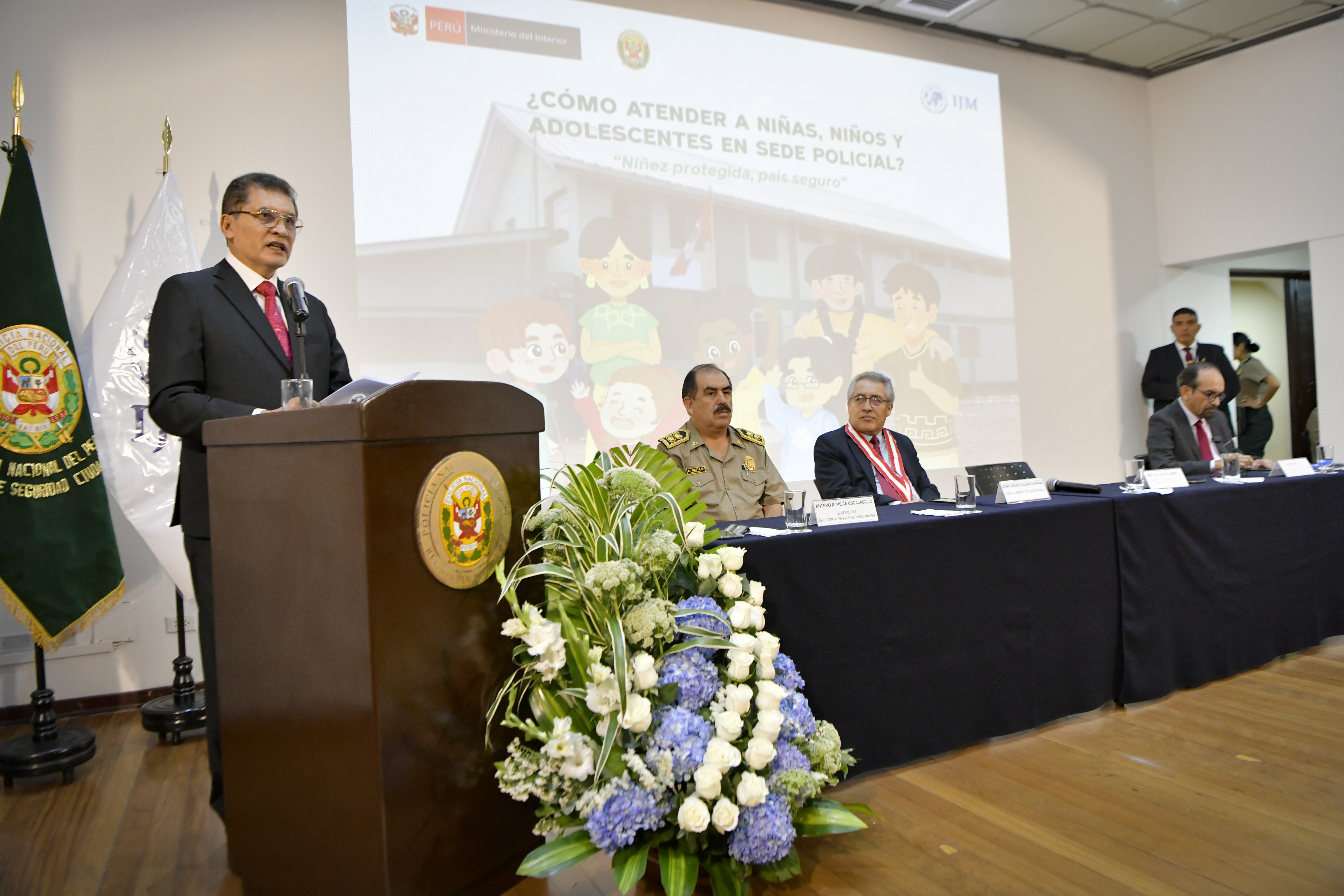 Policía Nacional presenta guía práctica para la atención de niños, niñas y adolescentes en sedes policiales