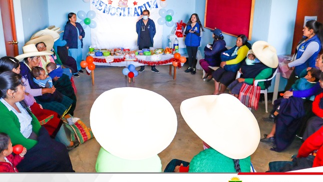 En un trabajo articulado en la lucha contrata la anemia y desnutrición la Municipalidad Distrital de Condebamba, el Puesto de Salud de Otuto, y los Programas Sociales Juntos y Cuna Mas, realizaron una sesión demostrativa de preparación de alimentos ricos en hierro, que tiene como objetivo disminuir el índice de la anemia en niños menores de un año de edad.
🔴En la sesión demostrativa se dio a conocer nombre por nombre cada uno de los alimentos que la madres gestantes y menores de 12 meses deben incluir en sus dietas para adquirir la mayor cantidad de hierro.
🔴Es importante conocer que la anemia es asociada por lo general a la deficiencia de hierro en la sangre como consecuencia, entre otros factores, de la inadecuada alimentación y nutrición del menor, produce efectos negativos para su salud y su desarrollo cognitivo, motor, emocional y social.
🔴 Asimismo, se celebró el día de la lactancia materna, con divertidos concursos, siendo el más aplaudido el del “Niño Mamón”, siendo los ganadores Yandel Kevin Inocente Narro de 3 meses y Briana Saraid Hilario Mariano de 2 mes. Los ganadores recibieron un presente por parte de la Municipalidad de Condebamba