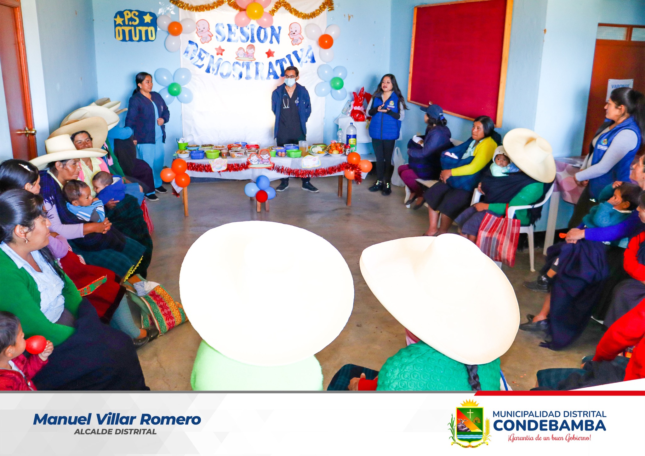 En un trabajo articulado en la lucha contrata la anemia y desnutrición la Municipalidad Distrital de Condebamba, el Puesto de Salud de Otuto, y los Programas Sociales Juntos y Cuna Mas, realizaron una sesión demostrativa de preparación de alimentos ricos en hierro, que tiene como objetivo disminuir el índice de la anemia en niños menores de un año de edad.
🔴En la sesión demostrativa se dio a conocer nombre por nombre cada uno de los alimentos que la madres gestantes y menores de 12 meses deben incluir en sus dietas para adquirir la mayor cantidad de hierro.
🔴Es importante conocer que la anemia es asociada por lo general a la deficiencia de hierro en la sangre como consecuencia, entre otros factores, de la inadecuada alimentación y nutrición del menor, produce efectos negativos para su salud y su desarrollo cognitivo, motor, emocional y social.
🔴 Asimismo, se celebró el día de la lactancia materna, con divertidos concursos, siendo el más aplaudido el del “Niño Mamón”, siendo los ganadores Yandel Kevin Inocente Narro de 3 meses y Briana Saraid Hilario Mariano de 2 mes. Los ganadores recibieron un presente por parte de la Municipalidad de Condebamba