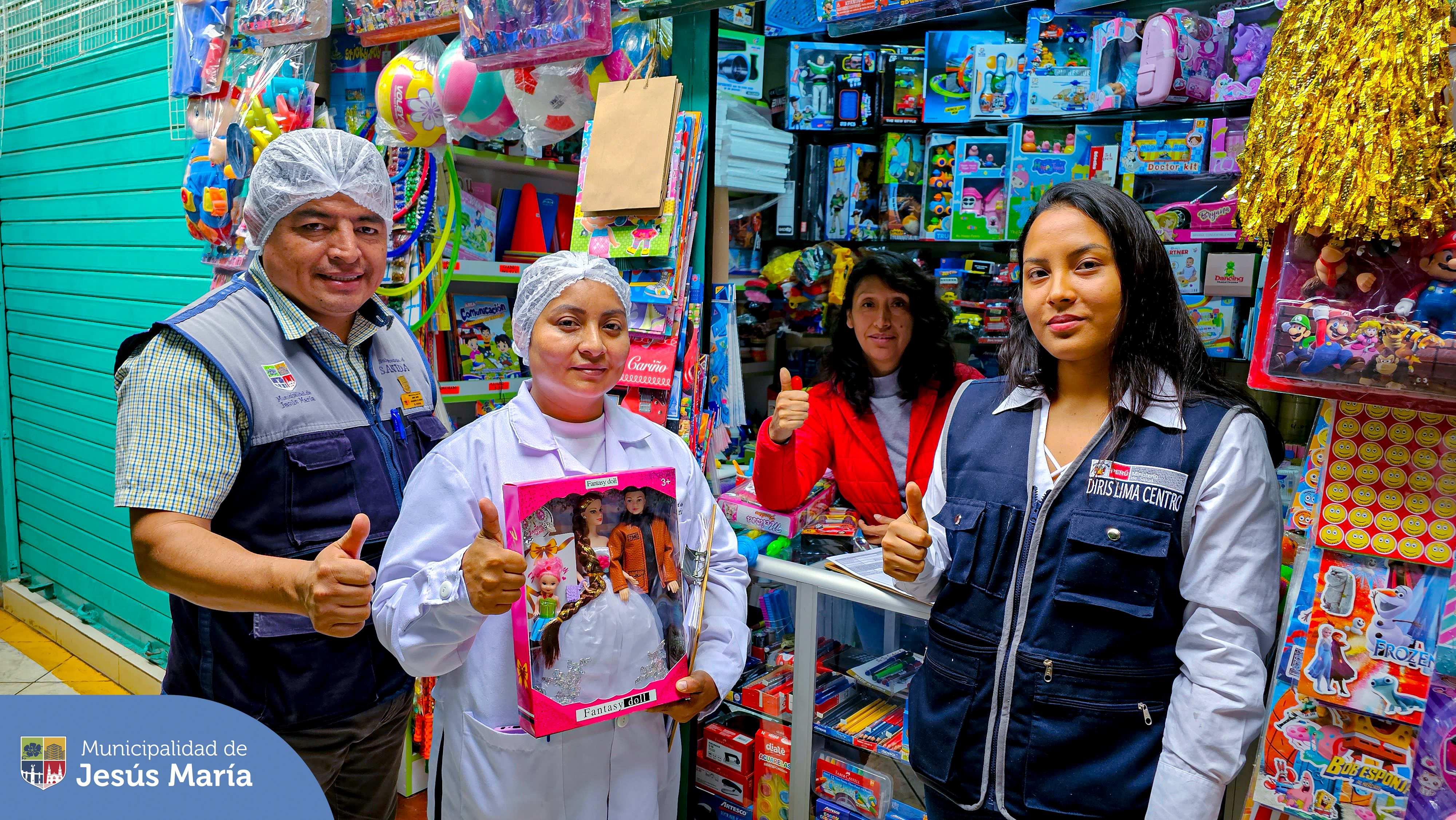 En marco de la celebración del Día del Niño 👧🏻👦🏻, la Municipalidad de Jesús María, a través de la Subgerencia de Sanidad, y el Ministerio de Salud del Perú, con alianza de DIGESA, ejecuto un operativo con el objetivo de constatar las condiciones de salubridad de los productos que se expenden en las jugueterías 🧩🎲 del Mercado San José.
Estaremos realizando estos operativos en diversos puntos de nuestro distrito. 👩🏻⚕️
Porque en #JesúsMaríaSomosTodos