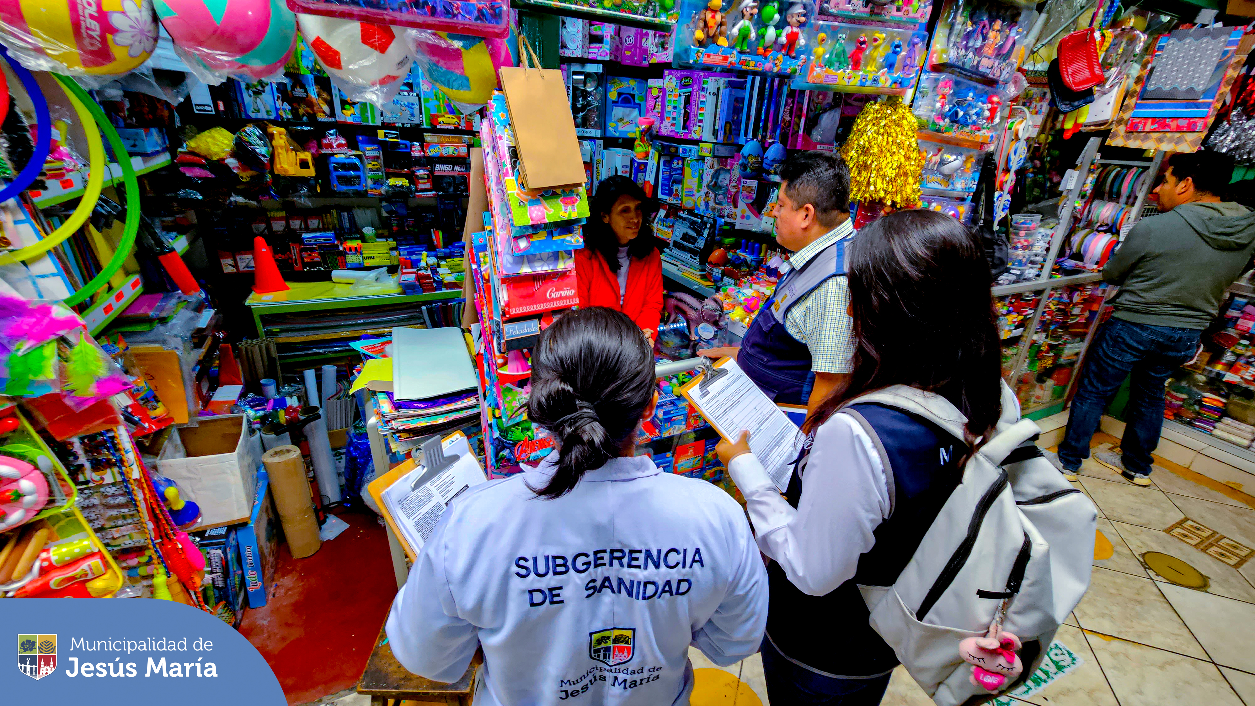 En marco de la celebración del Día del Niño 👧🏻👦🏻, la Municipalidad de Jesús María, a través de la Subgerencia de Sanidad, y el Ministerio de Salud del Perú, con alianza de DIGESA, ejecuto un operativo con el objetivo de constatar las condiciones de salubridad de los productos que se expenden en las jugueterías 🧩🎲 del Mercado San José.
Estaremos realizando estos operativos en diversos puntos de nuestro distrito. 👩🏻⚕️
Porque en #JesúsMaríaSomosTodos