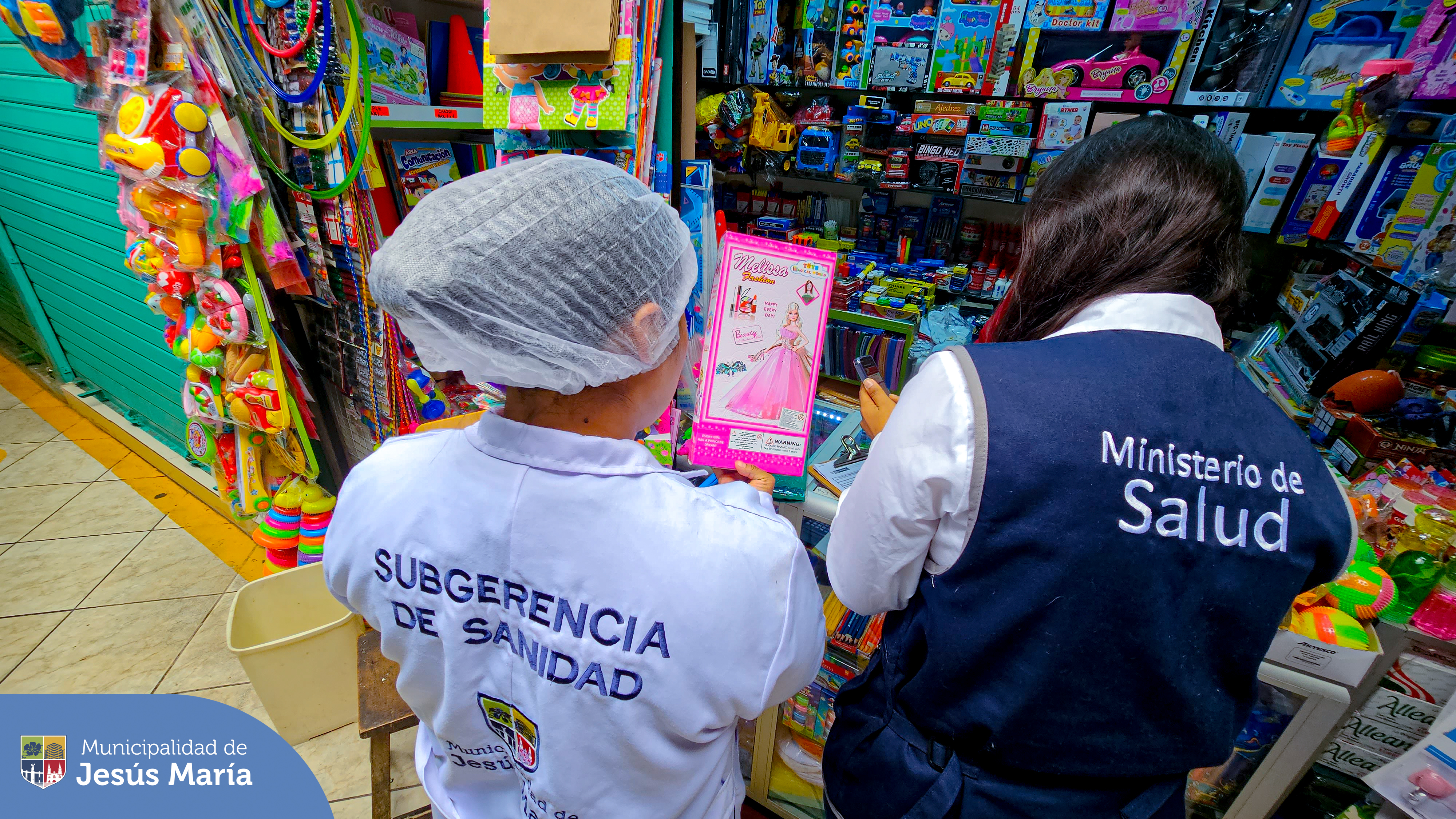En marco de la celebración del Día del Niño 👧🏻👦🏻, la Municipalidad de Jesús María, a través de la Subgerencia de Sanidad, y el Ministerio de Salud del Perú, con alianza de DIGESA, ejecuto un operativo con el objetivo de constatar las condiciones de salubridad de los productos que se expenden en las jugueterías 🧩🎲 del Mercado San José.
Estaremos realizando estos operativos en diversos puntos de nuestro distrito. 👩🏻⚕️
Porque en #JesúsMaríaSomosTodos