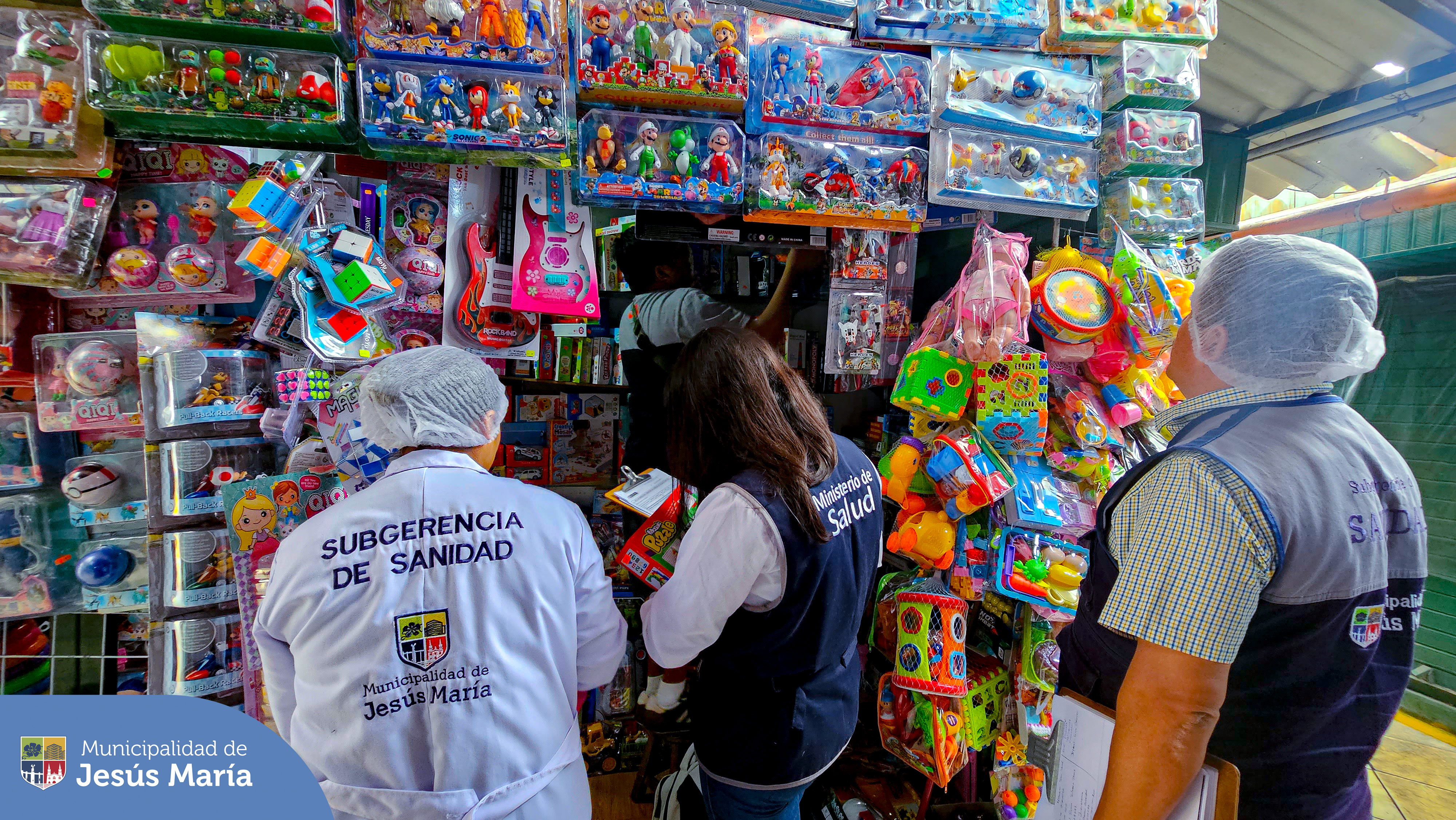 En marco de la celebración del Día del Niño 👧🏻👦🏻, la Municipalidad de Jesús María, a través de la Subgerencia de Sanidad, y el Ministerio de Salud del Perú, con alianza de DIGESA, ejecuto un operativo con el objetivo de constatar las condiciones de salubridad de los productos que se expenden en las jugueterías 🧩🎲 del Mercado San José.
Estaremos realizando estos operativos en diversos puntos de nuestro distrito. 👩🏻⚕️
Porque en #JesúsMaríaSomosTodos