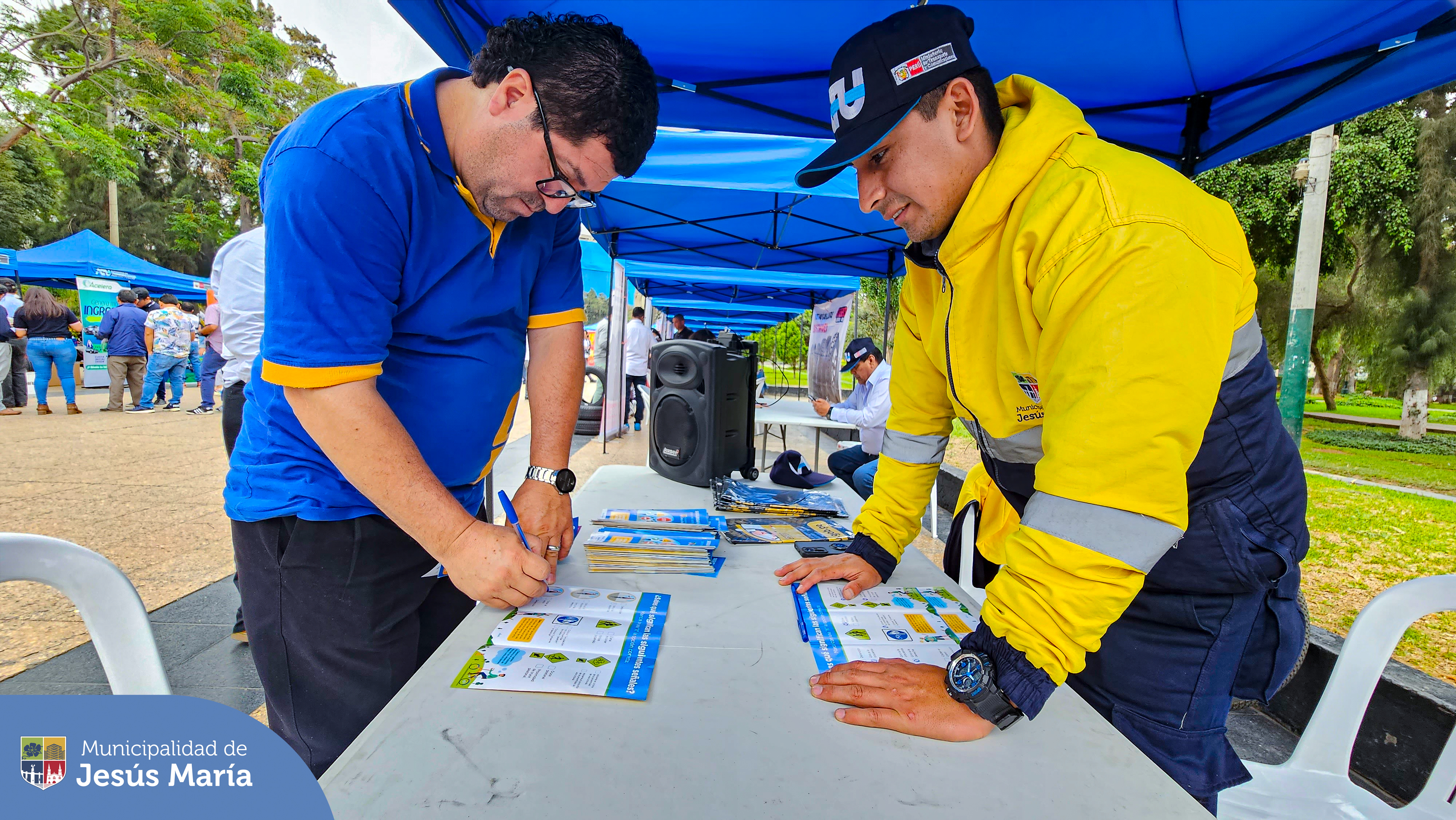 En alianza con la Autoridad de Transporte Urbano , hoy se desarrolló la "Feria del Taxista 2023"🚖 , en el Explanada Campo de Marte, donde diversos taxistas formales se beneficiaron con atención 👩⚕️ médica gratuita, premios 🎁, descuentos y mucho más. 🤗
Permanezcan atentos de las próximas ferias que estaremos realizando en diversos puntos del distrito. 🤩
#JesúsMaríaSomosTodos 🤗
