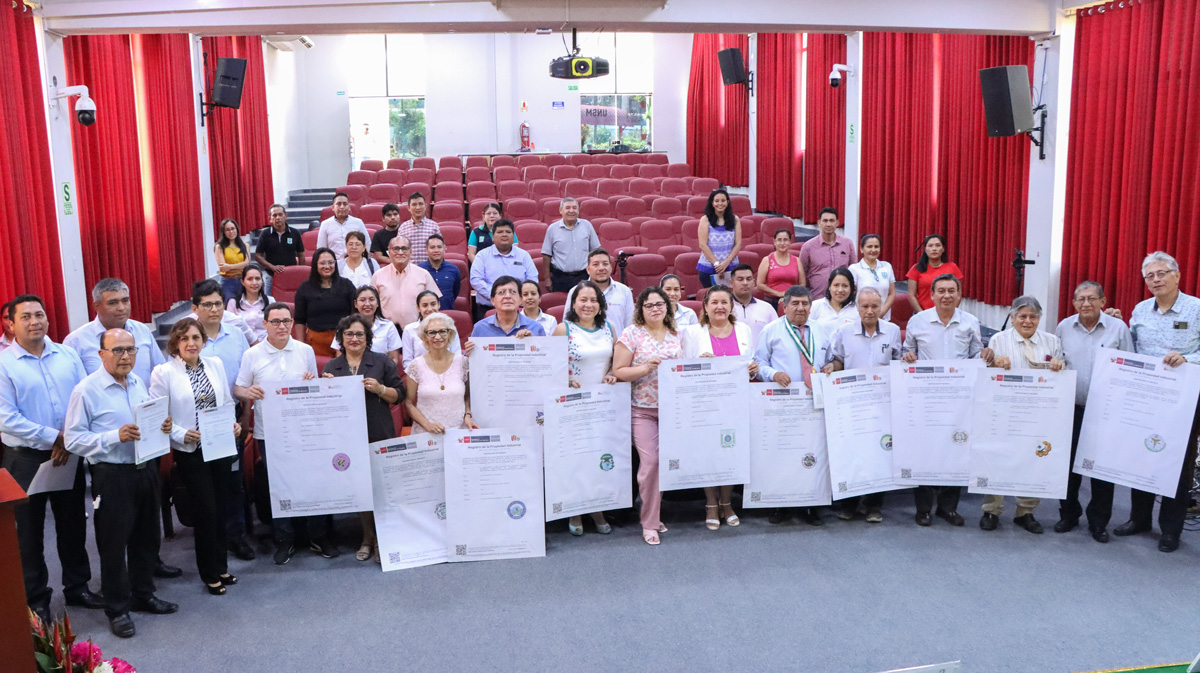 FOTO GRUPAL UNSM E INDECOPI EN CEREMONIA DE ENTREGA DE MARCAS Y PATENTES