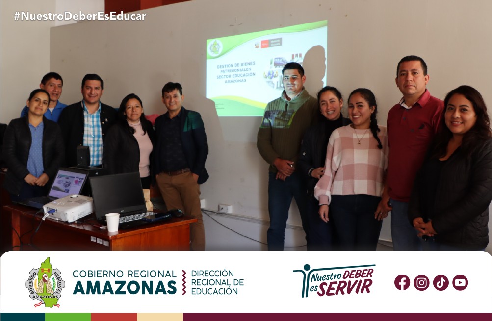 Directivos del área de almacén en capacitación