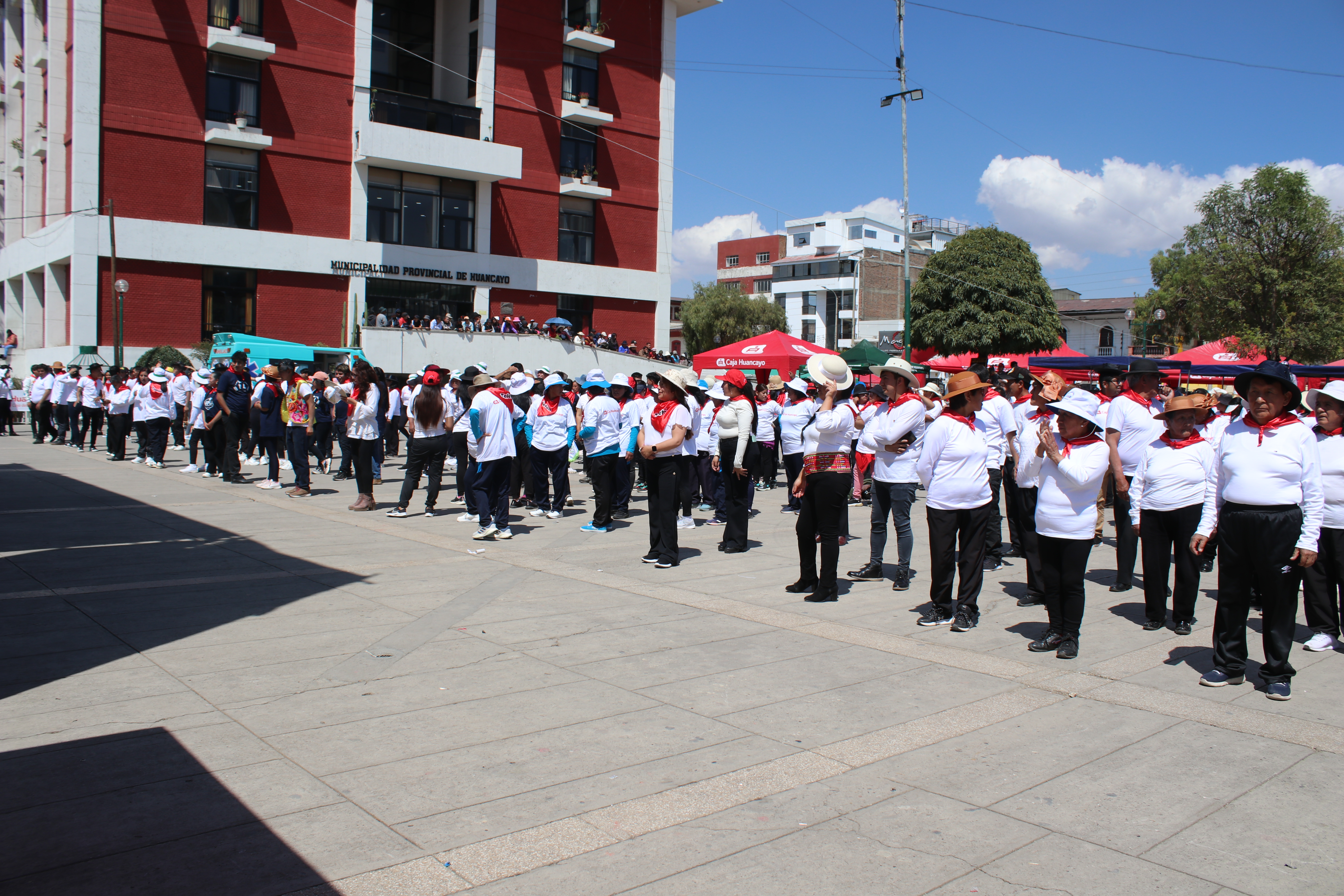 Huancayo en los ojos del mundo por récord guinness por la mayor lección de baile de huaylarsh por la teletón 2023