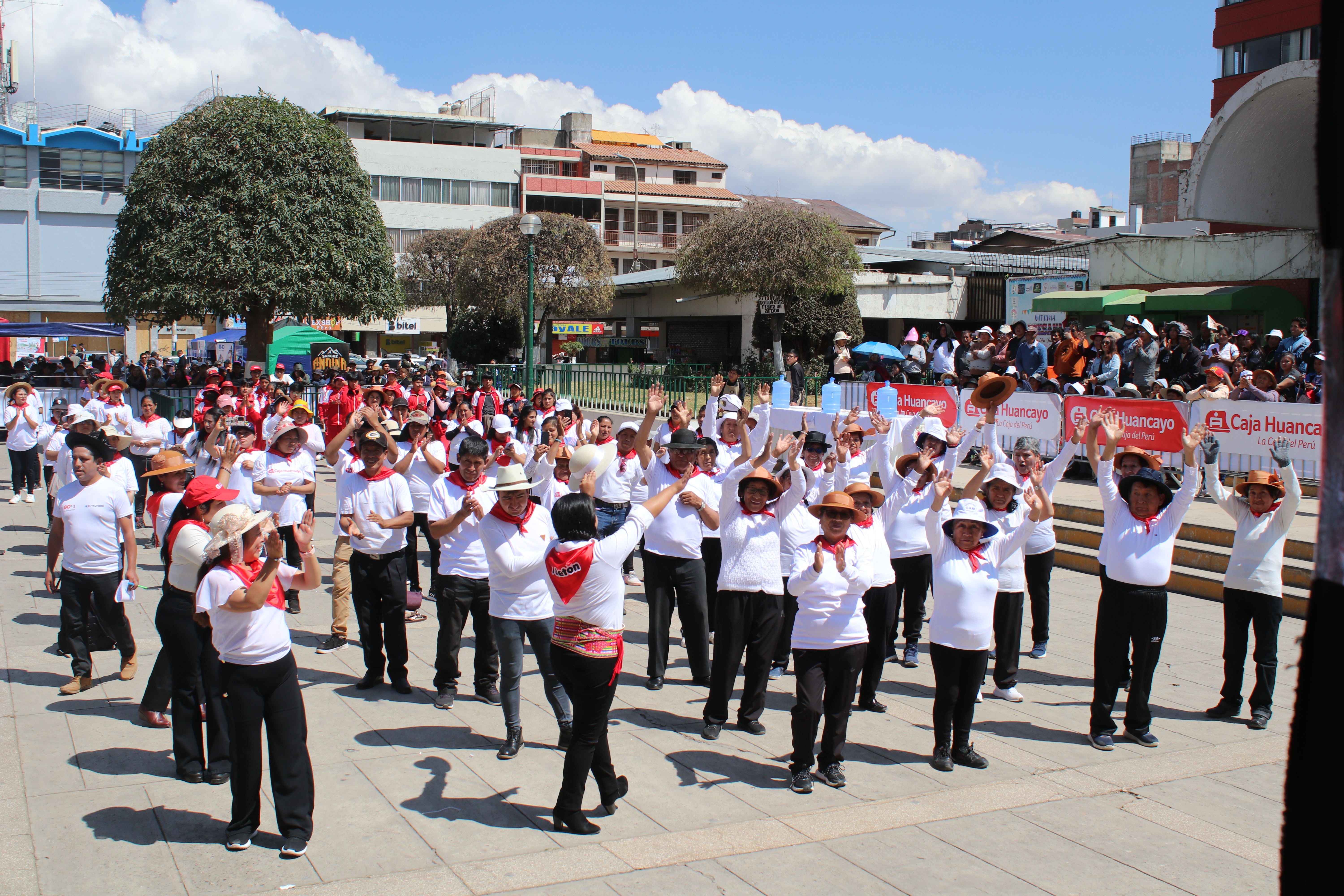 Huancayo en los ojos del mundo por récord guinness por la mayor lección de baile de huaylarsh por la teletón 2023