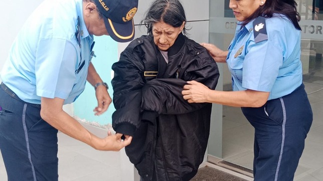 Una anciana que deambulaba por el mercado La Hermelinda, sin dar razón de cómo regresar a su casa, recibió ayudada de seguridad ciudadana de la MPT. 