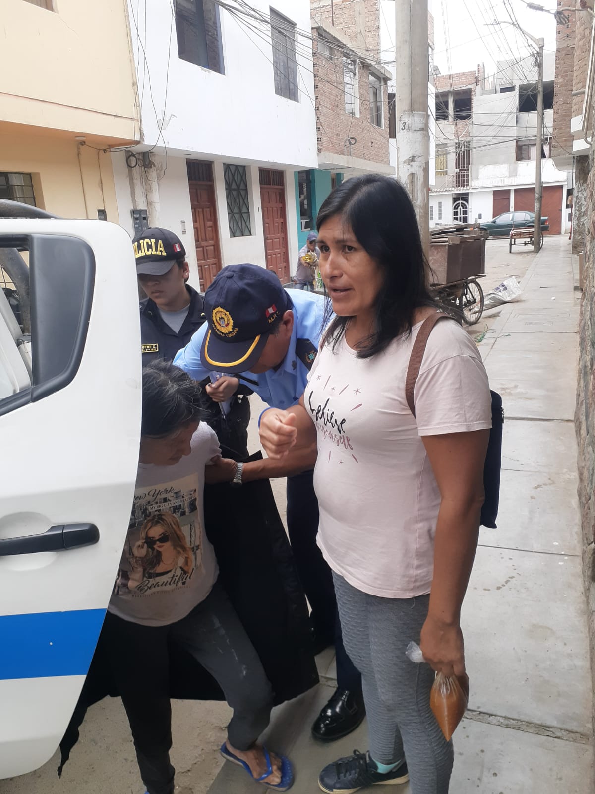 Los agentes la trasladaron a la Comisaría Especializada de la Familia, donde se procedió a ubicar virtualmente a sus familiares.