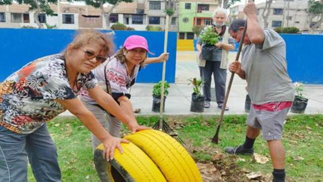 Vecinos participan en el mantenimiento y embellecimiento del parque Santa, reutilizando neumáticos.