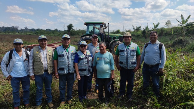 Imagen de la Gerente General del Proyecto Especial Madre de Dios, visita de inspección para corroborar los avances de Mecanización Agrícola