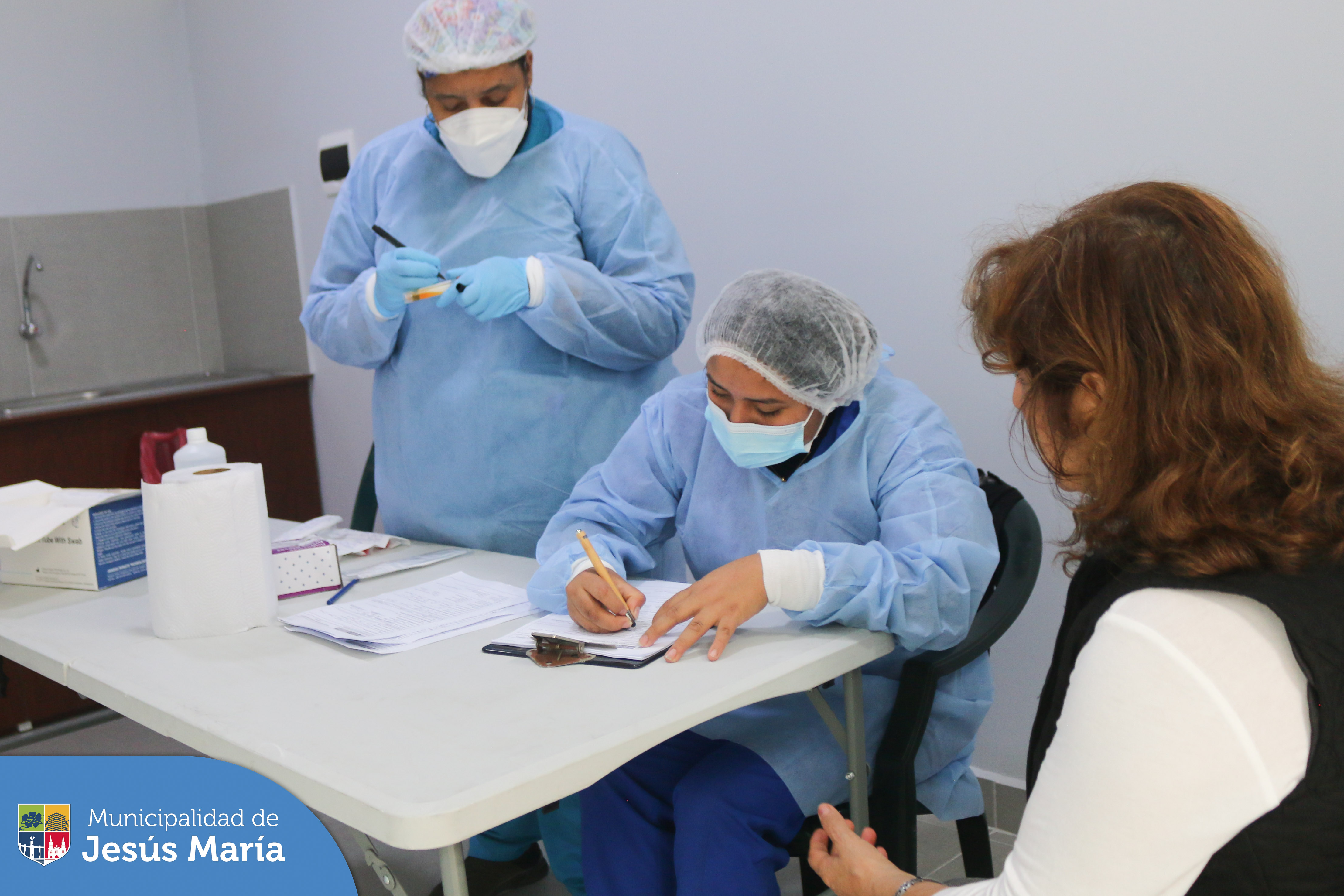 La Municipalidad de Jesús María sigue efectuando medidas para prevenir y monitorear el COVID-19 en sus colaboradores 👩🏻🦱👨🏻🦱, lo cual realizaron pruebas moleculares en las diversas áreas como seguridad ciudadana, atención al cliente, entre otras.
Resaltamos la importancia de mantener este control, así como no bajar la guardia para el cuidado de sus compañeros , familias 👨👩👧 y nuestros vecinos. 💙
#JesúsMaríaSomosTodos
