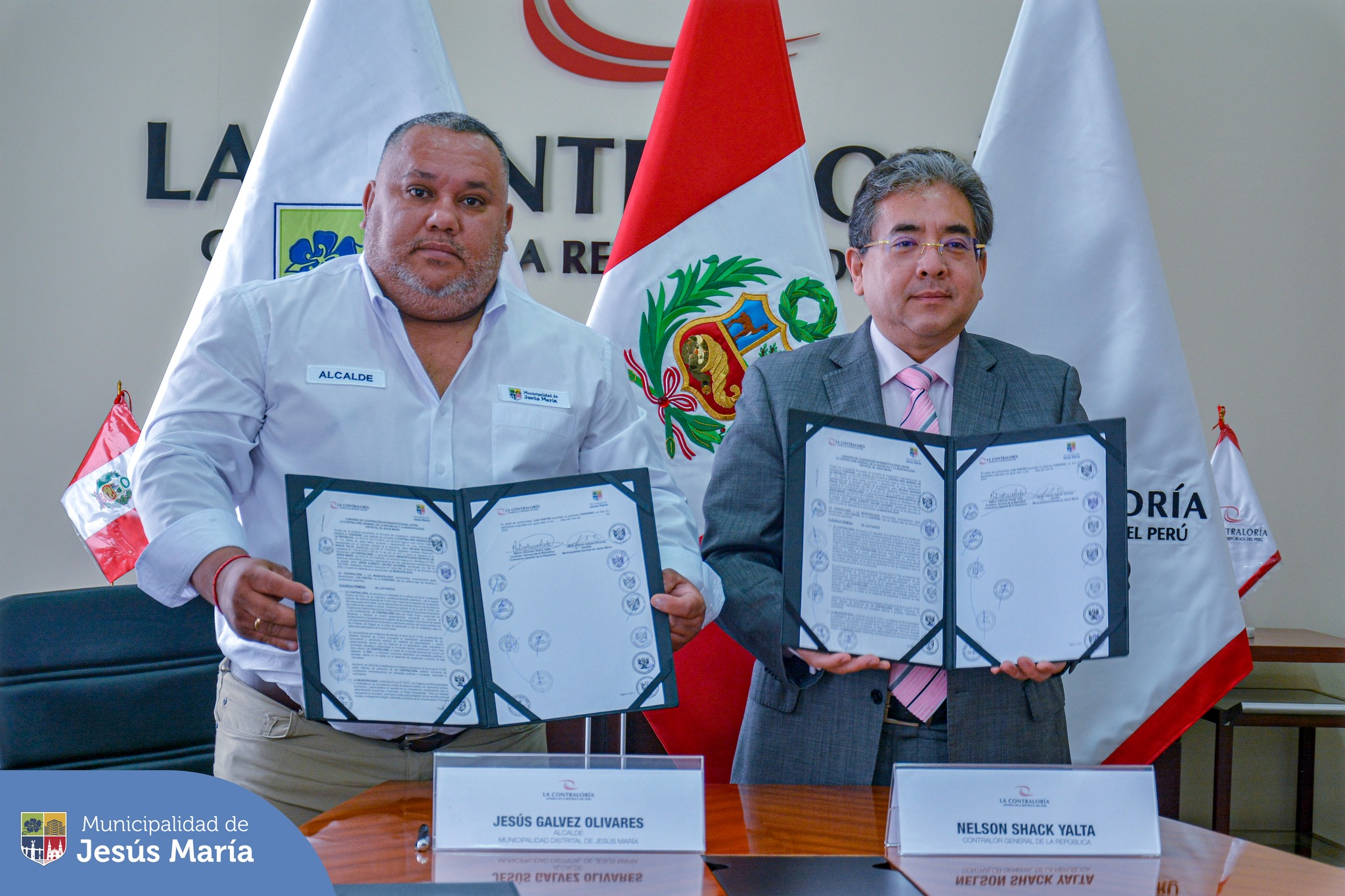 El alcalde de la Municipalidad de Jesús María, Jesús Gálvez Olivares y el Contralor General de la República Nelson Shack Yalta, firmaron un convenio de cooperación interinstitucional 🫱🏻🫲🏼, con el objetivo de fortalecer de manera continua la transparencia y capacidades profesionales de los funcionarios y servidores de la comuna. 🙌🏻
Porque en #JesúsMaríaSomosTodos