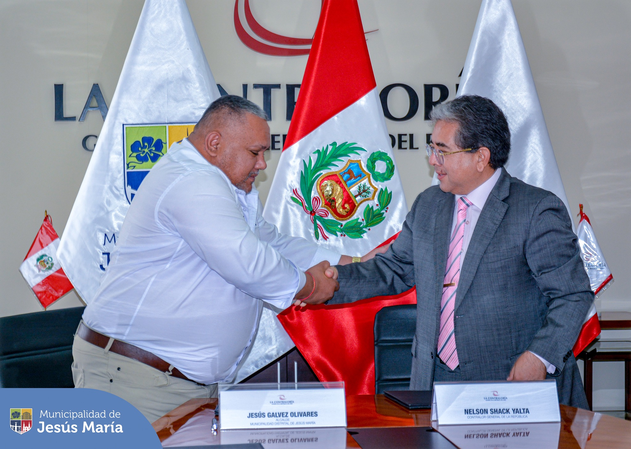 El alcalde de la Municipalidad de Jesús María, Jesús Gálvez Olivares y el Contralor General de la República Nelson Shack Yalta, firmaron un convenio de cooperación interinstitucional 🫱🏻🫲🏼, con el objetivo de fortalecer de manera continua la transparencia y capacidades profesionales de los funcionarios y servidores de la comuna. 🙌🏻
Porque en #JesúsMaríaSomosTodos