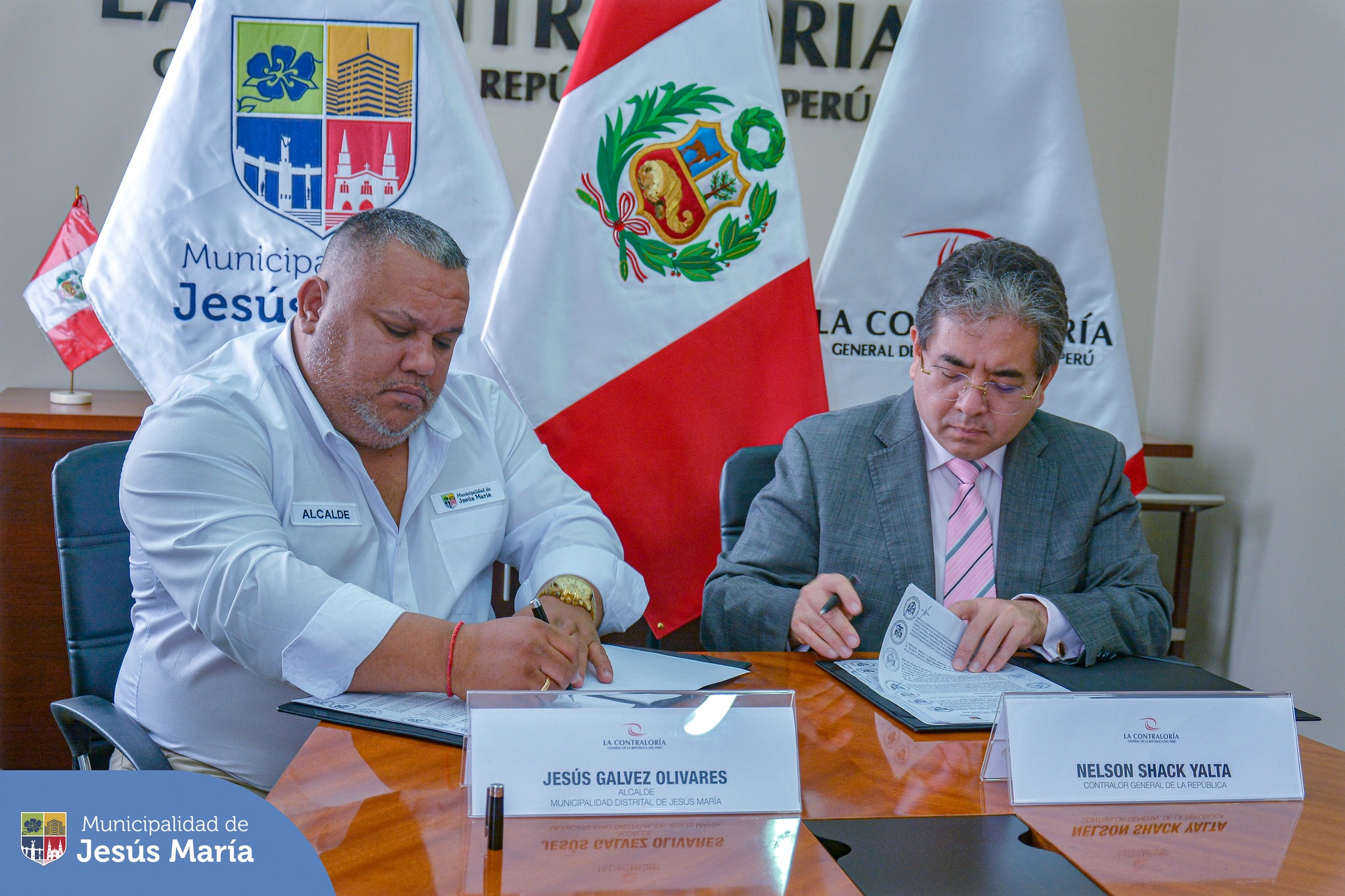 El alcalde de la Municipalidad de Jesús María, Jesús Gálvez Olivares y el Contralor General de la República Nelson Shack Yalta, firmaron un convenio de cooperación interinstitucional 🫱🏻🫲🏼, con el objetivo de fortalecer de manera continua la transparencia y capacidades profesionales de los funcionarios y servidores de la comuna. 🙌🏻
Porque en #JesúsMaríaSomosTodos