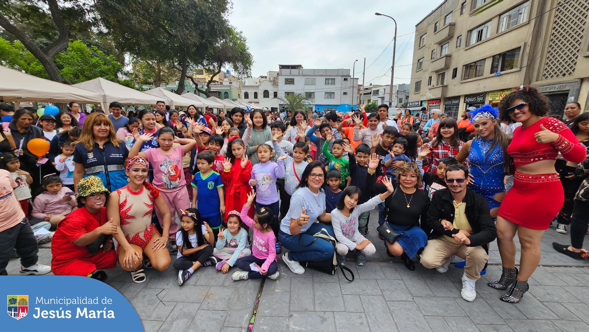 La Municipalidad de Jesús María organizó una mañana de diversión🤩 y juegos lúdicos 🧩 especialmente diseñados para nuestros pequeños 💗 en la 📌 Plaza San José, donde disfrutaron de diversas actividades 🫧y módulos educativos ♟️ creando recuerdos inolvidables con familia, amigos y vecinos. 👨👩👧
Porque en #JesúsMaríaSomosTodos 💙