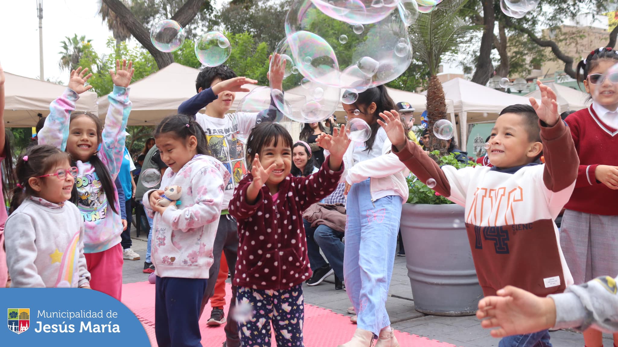 La Municipalidad de Jesús María organizó una mañana de diversión🤩 y juegos lúdicos 🧩 especialmente diseñados para nuestros pequeños 💗 en la 📌 Plaza San José, donde disfrutaron de diversas actividades 🫧y módulos educativos ♟️ creando recuerdos inolvidables con familia, amigos y vecinos. 👨👩👧
Porque en #JesúsMaríaSomosTodos 💙