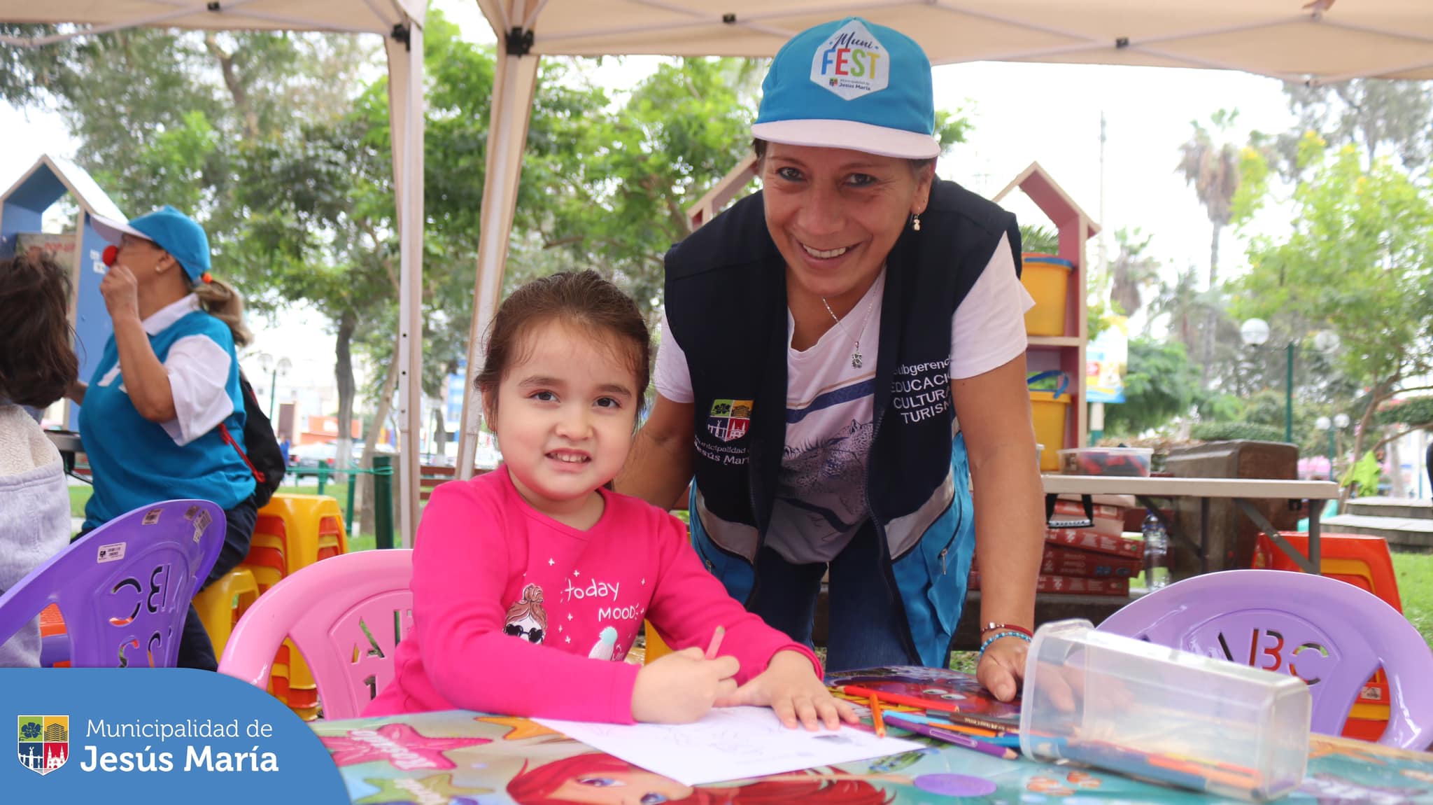 La Municipalidad de Jesús María organizó una mañana de diversión🤩 y juegos lúdicos 🧩 especialmente diseñados para nuestros pequeños 💗 en la 📌 Plaza San José, donde disfrutaron de diversas actividades 🫧y módulos educativos ♟️ creando recuerdos inolvidables con familia, amigos y vecinos. 👨👩👧
Porque en #JesúsMaríaSomosTodos 💙