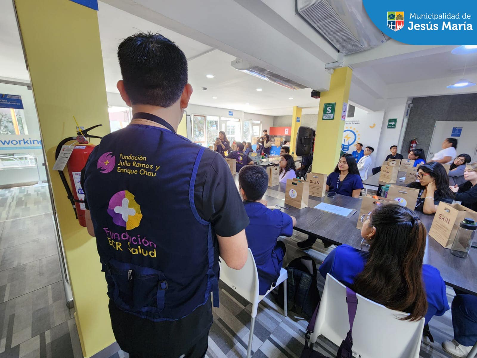 La Municipalidad Jesús María junto a la Fundación ECR Salud 🩺realizaron con éxito el Taller teórico práctico de suturas en nuestro coworking municipal.🙌🏻
Los participantes obtuvieron certificados y premios 🎁, además de una beca integral la cual fue entregada por nuestro alcalde, Jesús Gálvez Olivares. 😊
Permanezcan atentos y muy pronto estaremos realizando nuevos talleres. 🤓
Porque en #JesúsMaríaSomosTodos🤝🏻