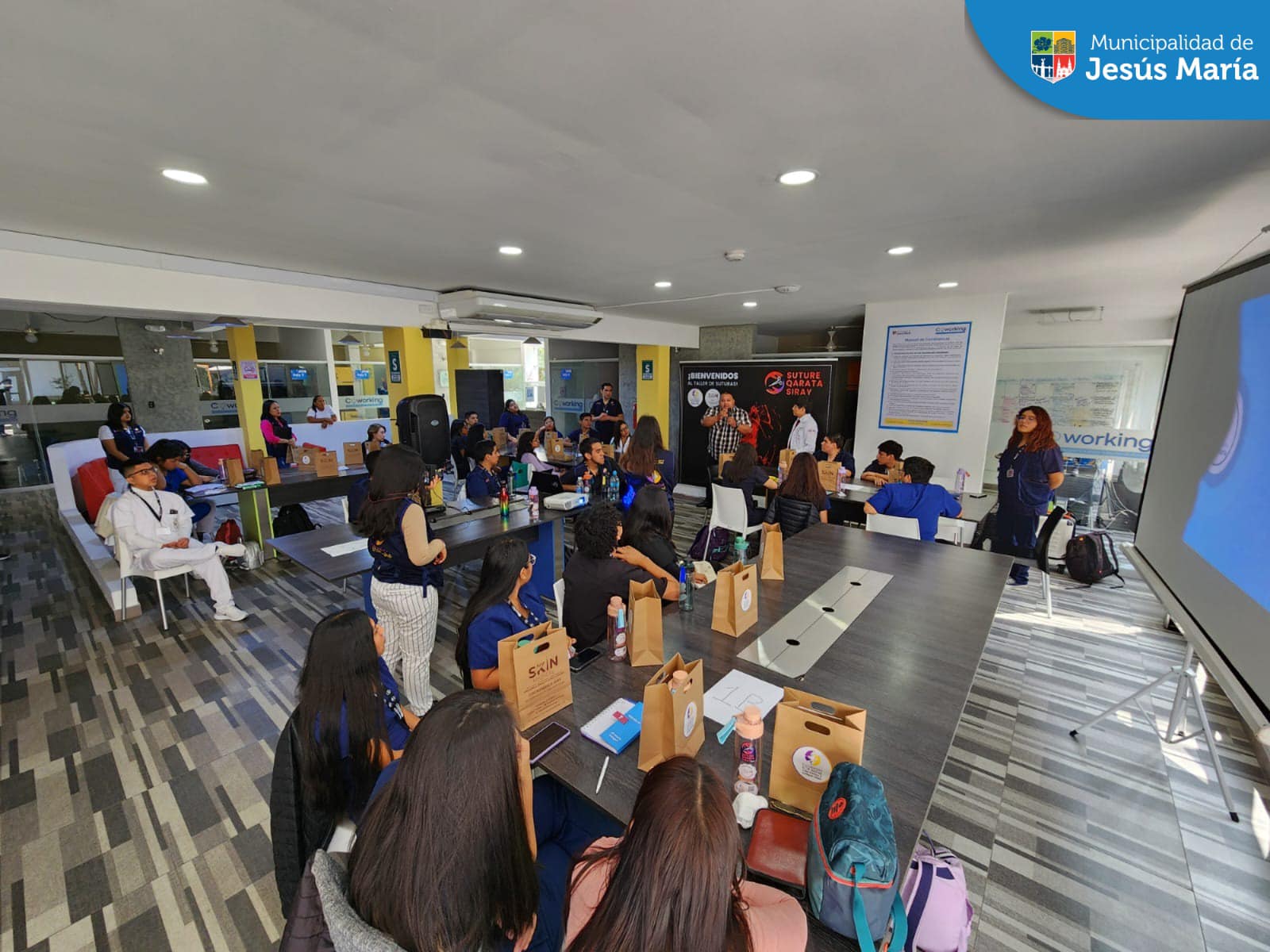 La Municipalidad Jesús María junto a la Fundación ECR Salud 🩺realizaron con éxito el Taller teórico práctico de suturas en nuestro coworking municipal.🙌🏻
Los participantes obtuvieron certificados y premios 🎁, además de una beca integral la cual fue entregada por nuestro alcalde, Jesús Gálvez Olivares. 😊
Permanezcan atentos y muy pronto estaremos realizando nuevos talleres. 🤓
Porque en #JesúsMaríaSomosTodos🤝🏻