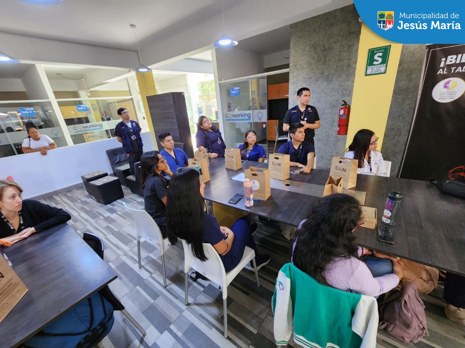 La Municipalidad Jesús María junto a la Fundación ECR Salud 🩺realizaron con éxito el Taller teórico práctico de suturas en nuestro coworking municipal.🙌🏻
Los participantes obtuvieron certificados y premios 🎁, además de una beca integral la cual fue entregada por nuestro alcalde, Jesús Gálvez Olivares. 😊
Permanezcan atentos y muy pronto estaremos realizando nuevos talleres. 🤓
Porque en #JesúsMaríaSomosTodos🤝🏻