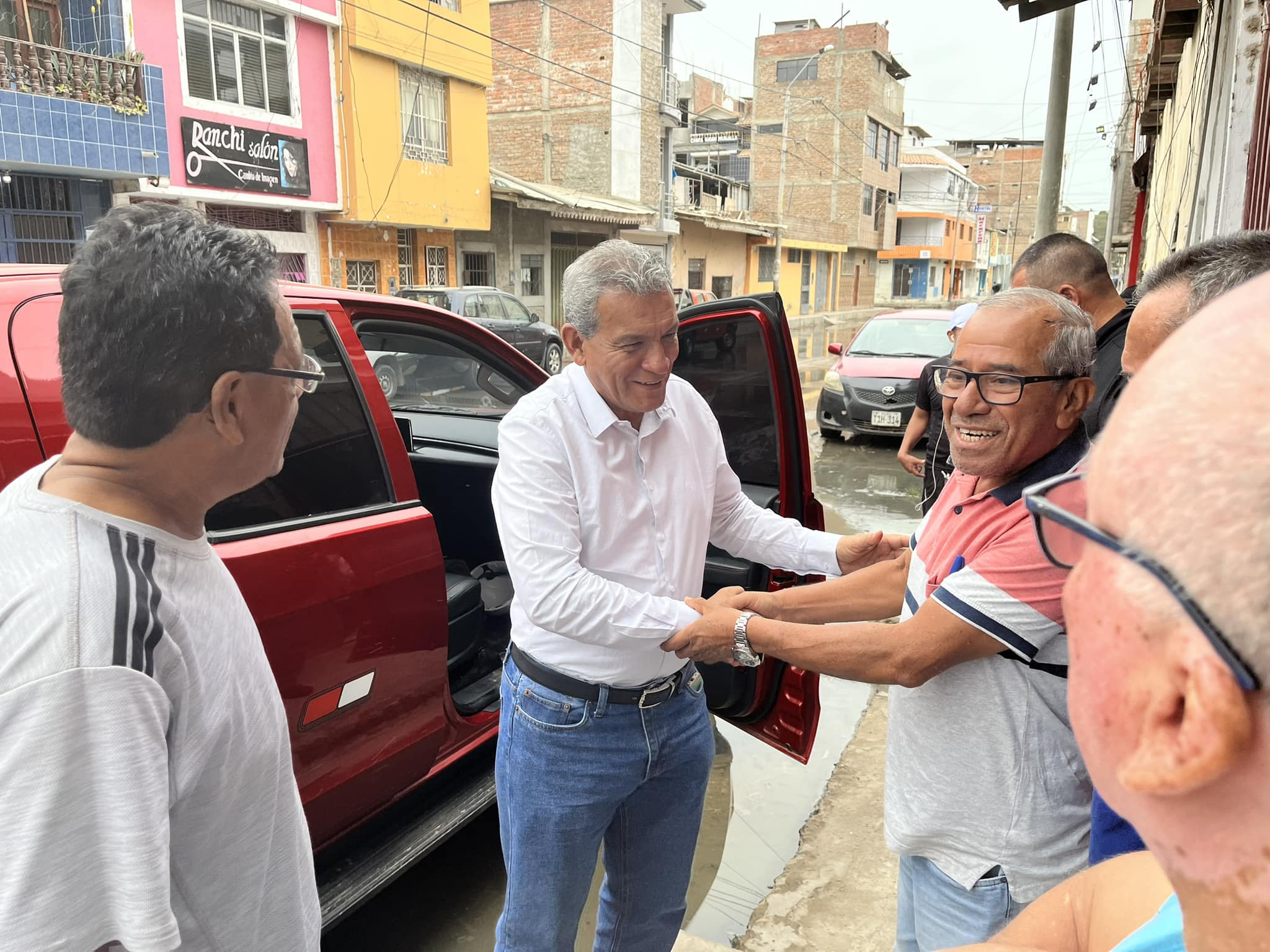 Nuestro alcalde Ing. Marlem Mogollón hoy muy temprano dialogó con vecinos de la calle Espinar cuadra 5
