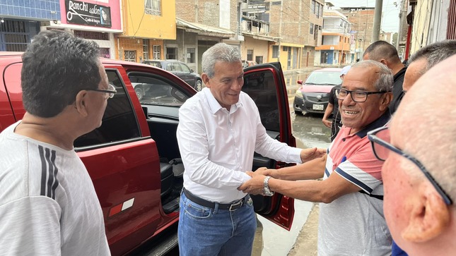 Nuestro alcalde Ing. Marlem Mogollón hoy muy temprano dialogó con vecinos de la calle Espinar cuadra 5