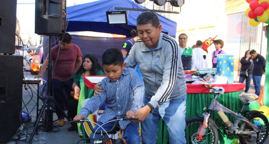 Con el nombre “ERQE RAYMI”, desde las 2 de la tarde se realizó un homenaje a los niños de la ciudad con la presencia del Alcalde Provincial, John Larry Coayla.