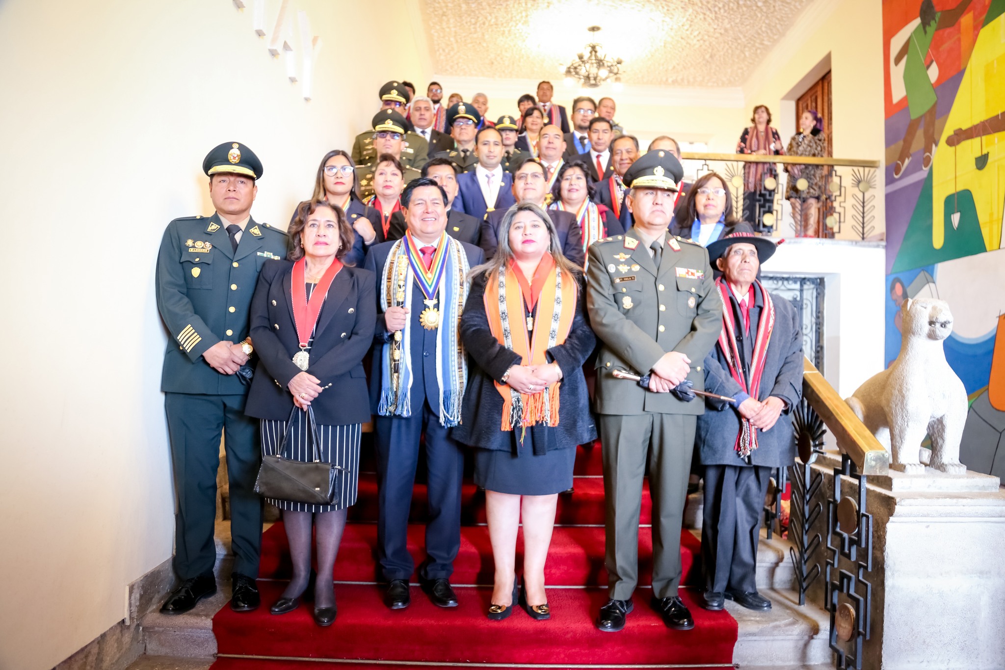 Autoridades de la región del Cusco participan en ceremonia de Izamiento Pleno