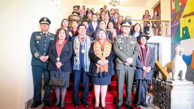 Autoridades de la región del Cusco participan en ceremonia de Izamiento Pleno