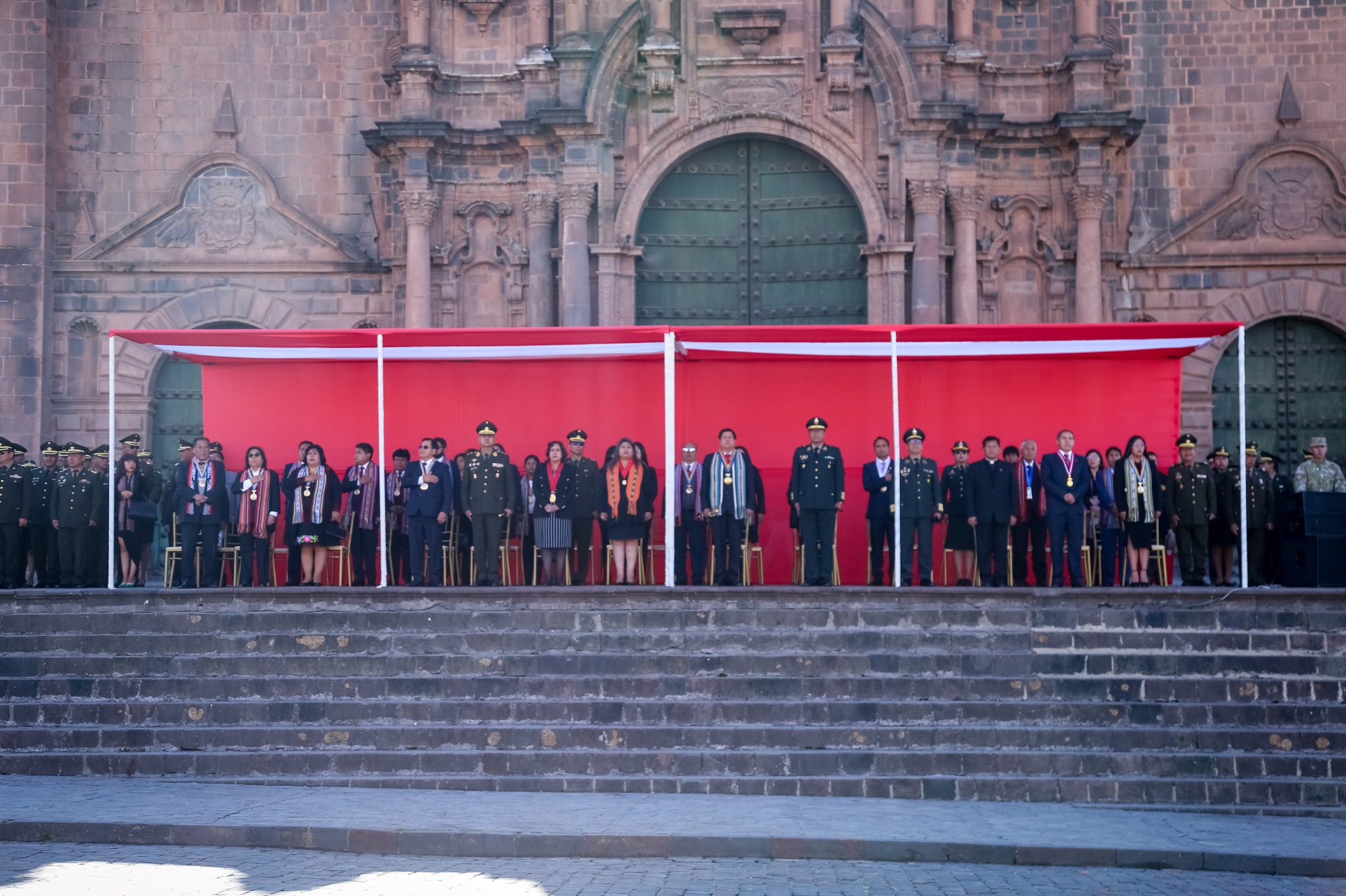 Autoridades de la región del Cusco participan en ceremonia de Izamiento Pleno