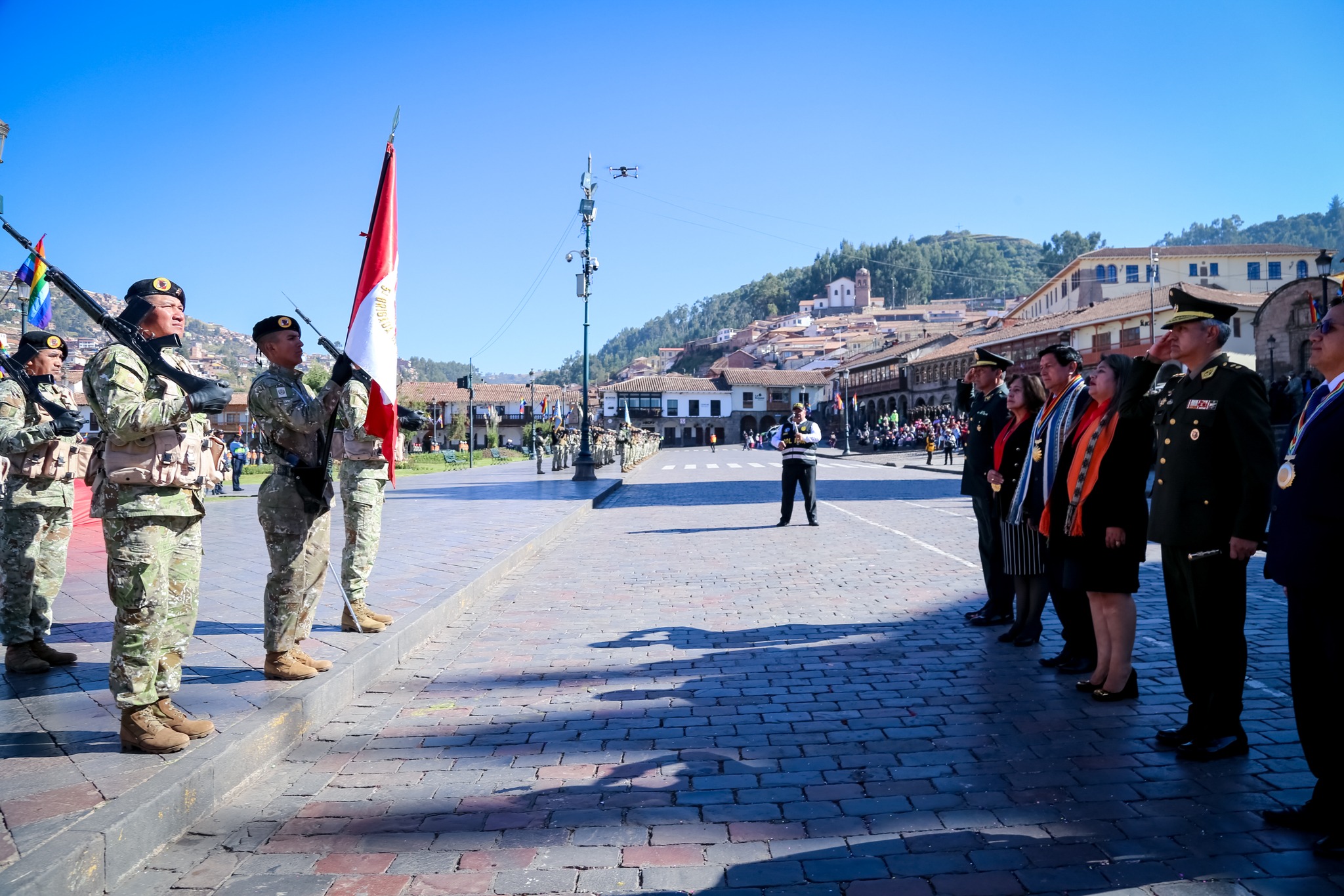 Autoridades de la región del Cusco participan en ceremonia de Izamiento Pleno