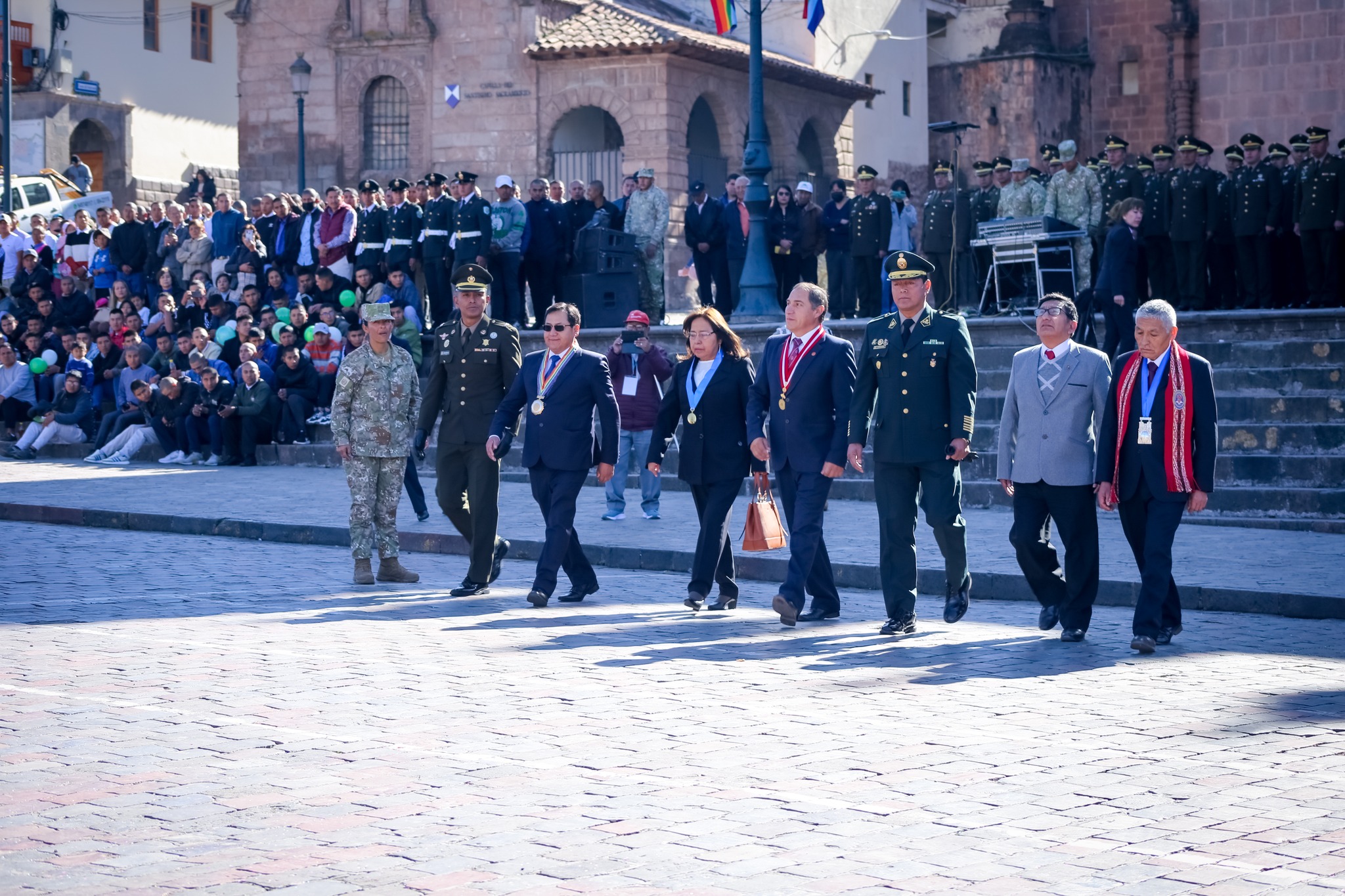 Autoridades de la región del Cusco participan en ceremonia de Izamiento Pleno