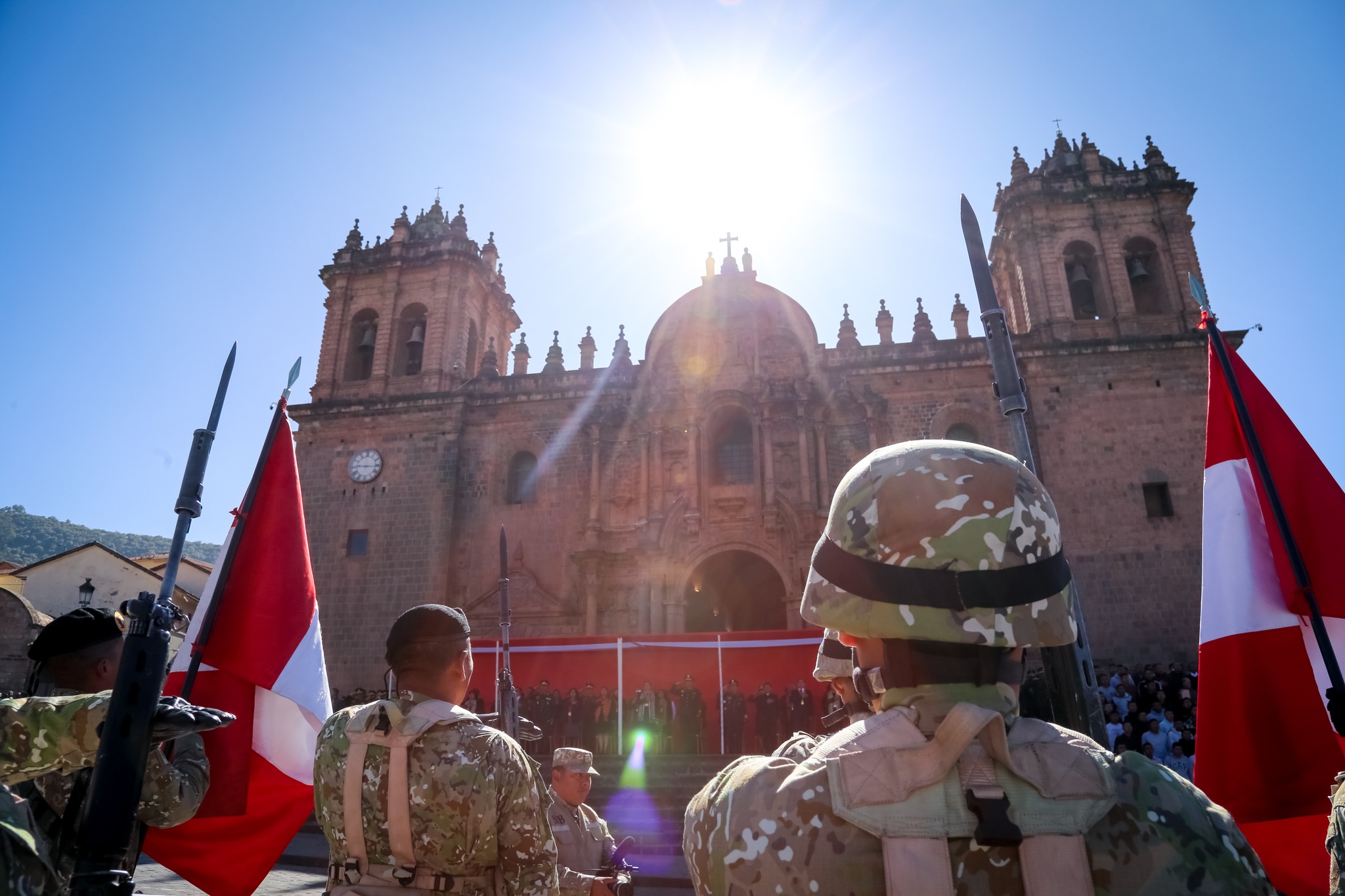 Autoridades de la región del Cusco participan en ceremonia de Izamiento Pleno