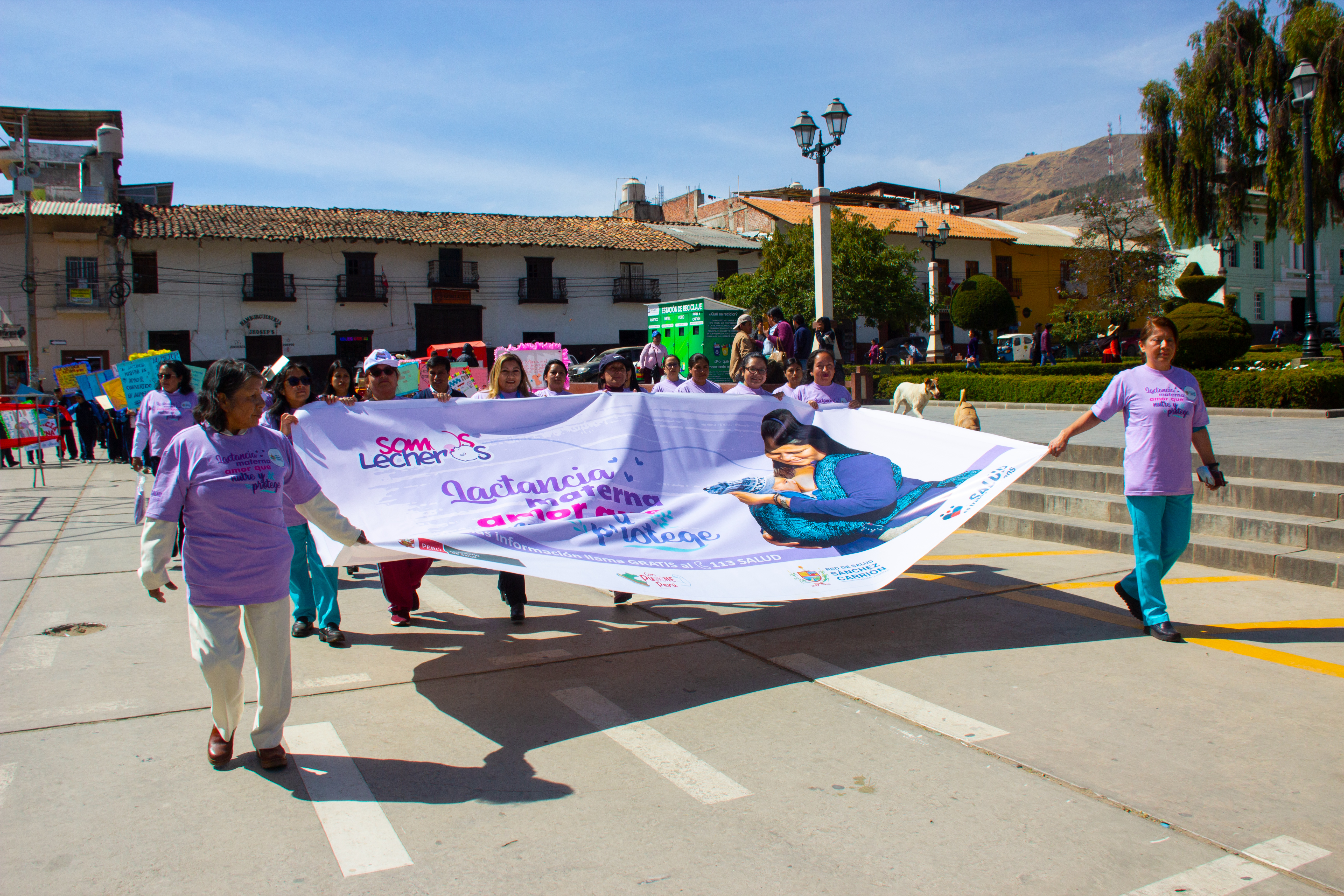 Fotografía del pasacalles de sensibilización por la Semana de la Lactancia Materna en el Perú, donde se aprecian a los trabajadores de la Red de Salud Sánchez Carrión y el hospital Leoncio Prado.