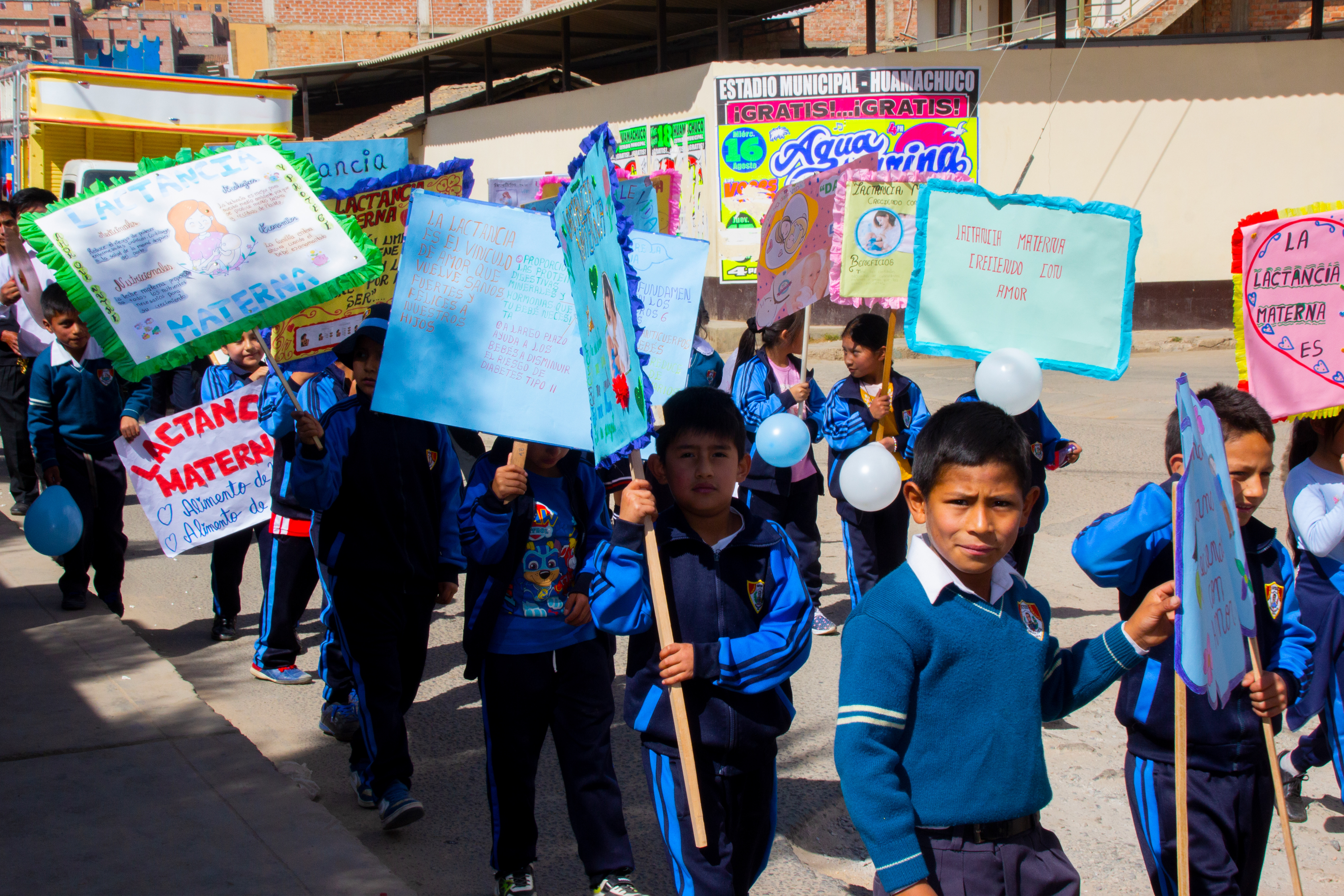 Fotografía de niños participando del pasacalles de sensibilización por la Semana de la Lactancia Materna.