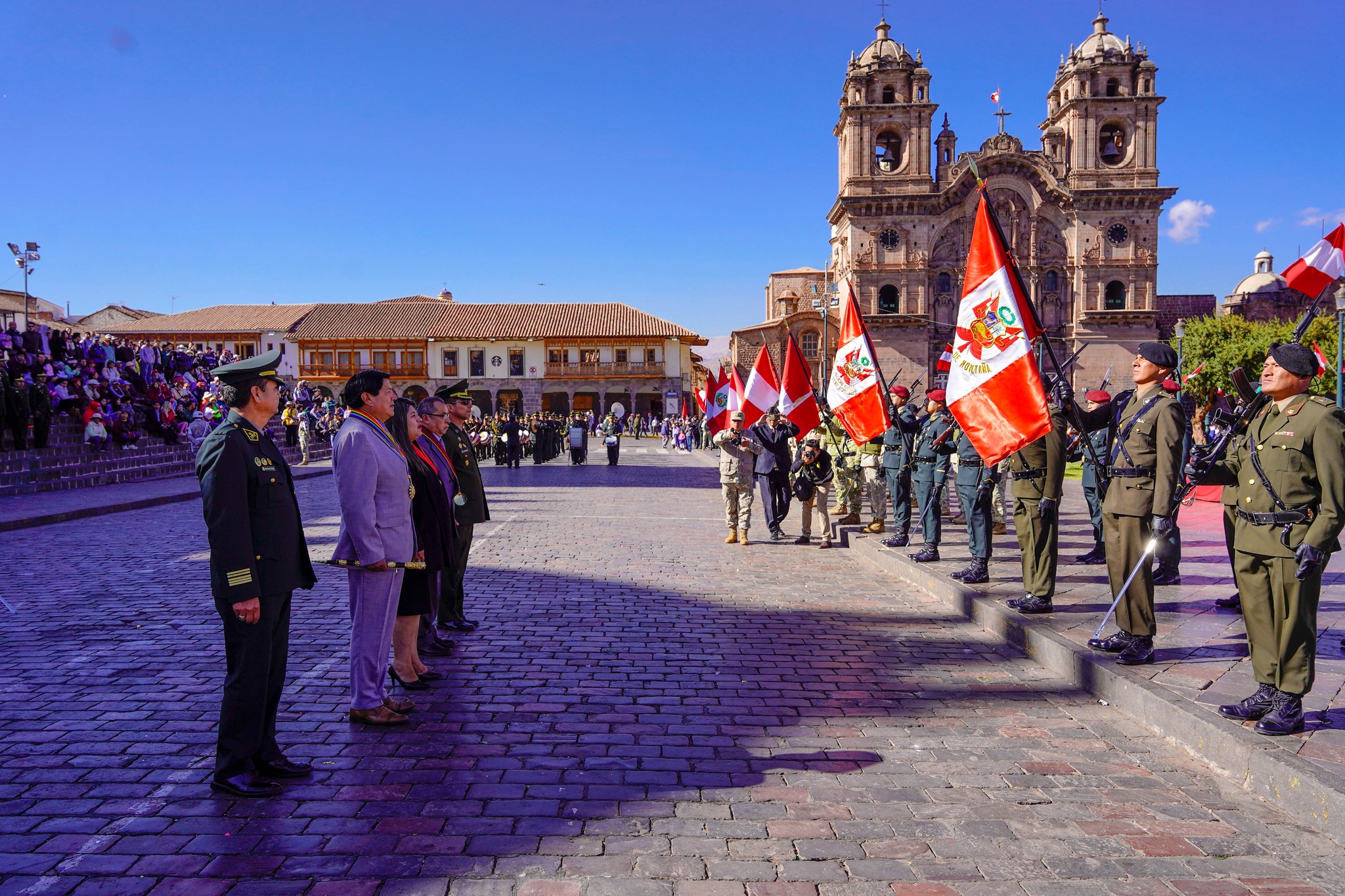 Presidenta de la Corte de Cusco participó en primer izamiento del mes de julio 