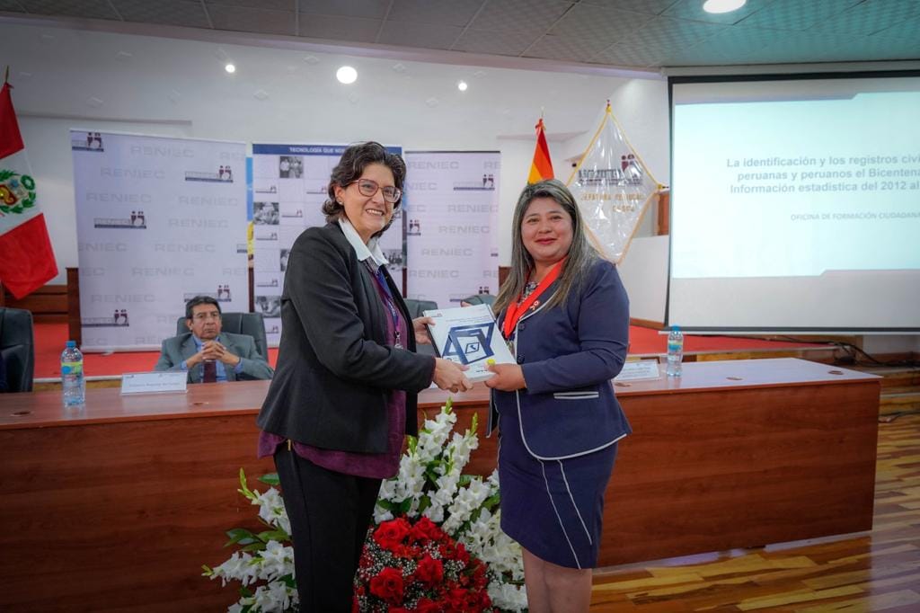 Presidenta de la Corte Superior de Justicia de Cusco participó en la presentación del Boletín del Bicentenario del RENIEC Cusco