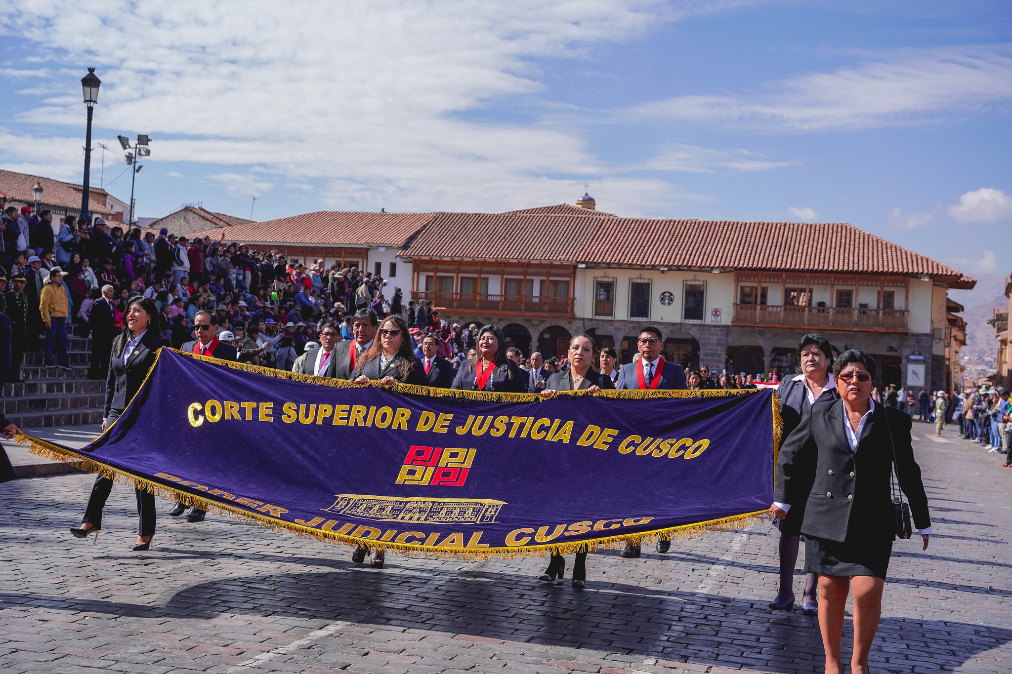 Corte Superior de Justicia de Cusco participó en el izamiento del Pabellón Nacional y desfile dominical por el Día del Juez y la Jueza
