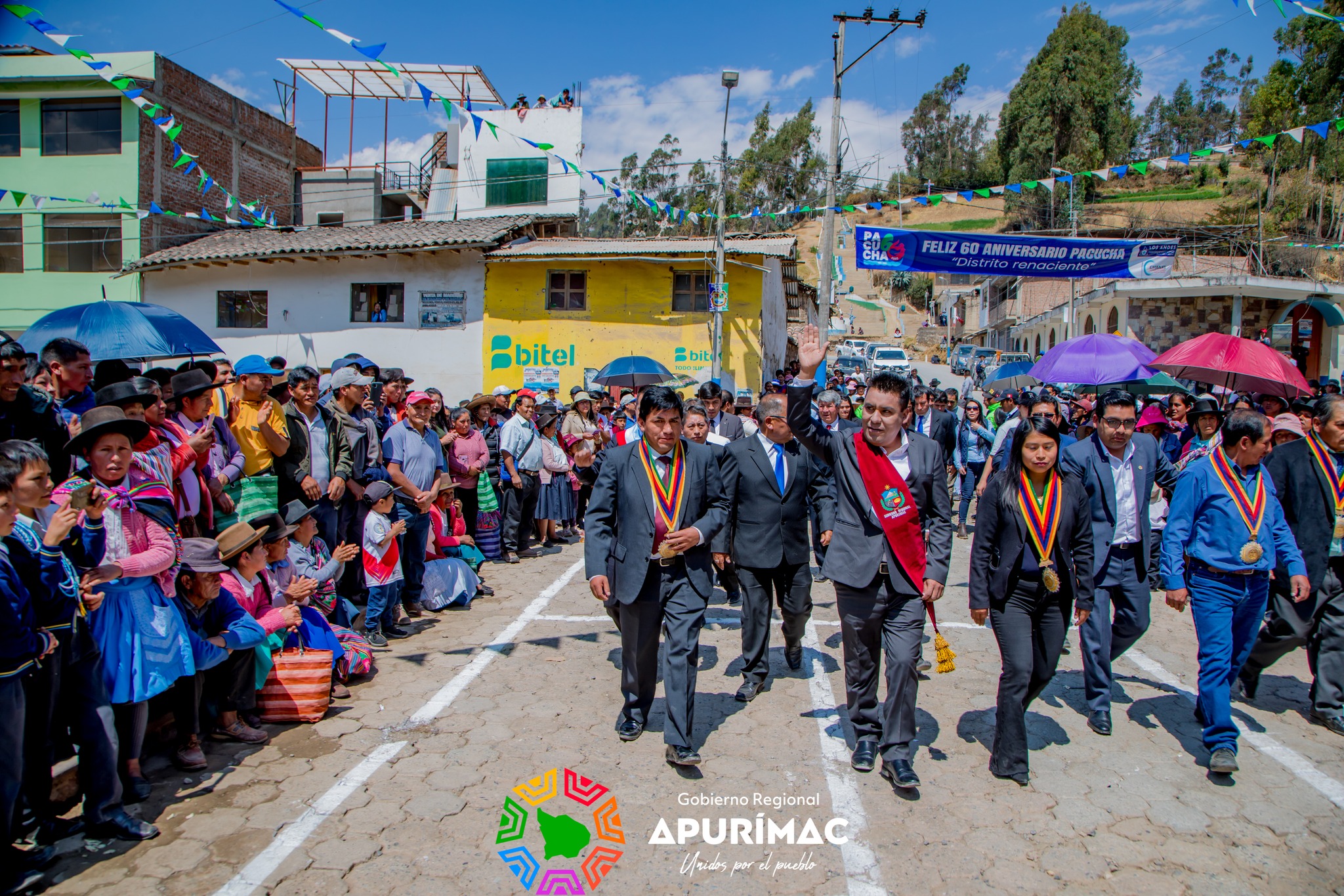 Gobernador Regional Percy Godoy rindió homenaje a Pacucha al encabezar gran desfile cívico institucional por su 60° aniversario