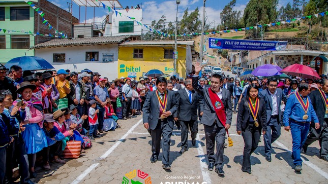 Gobernador Regional Percy Godoy rindió homenaje a Pacucha al encabezar gran desfile cívico institucional por su 60° aniversario