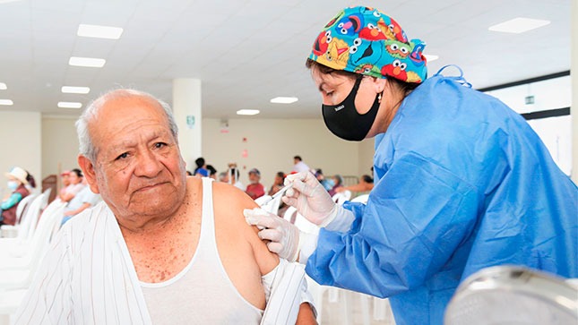 Adultos mayores de 60 años necesitan dos refuerzos de la vacuna bivalente contra la covid-19