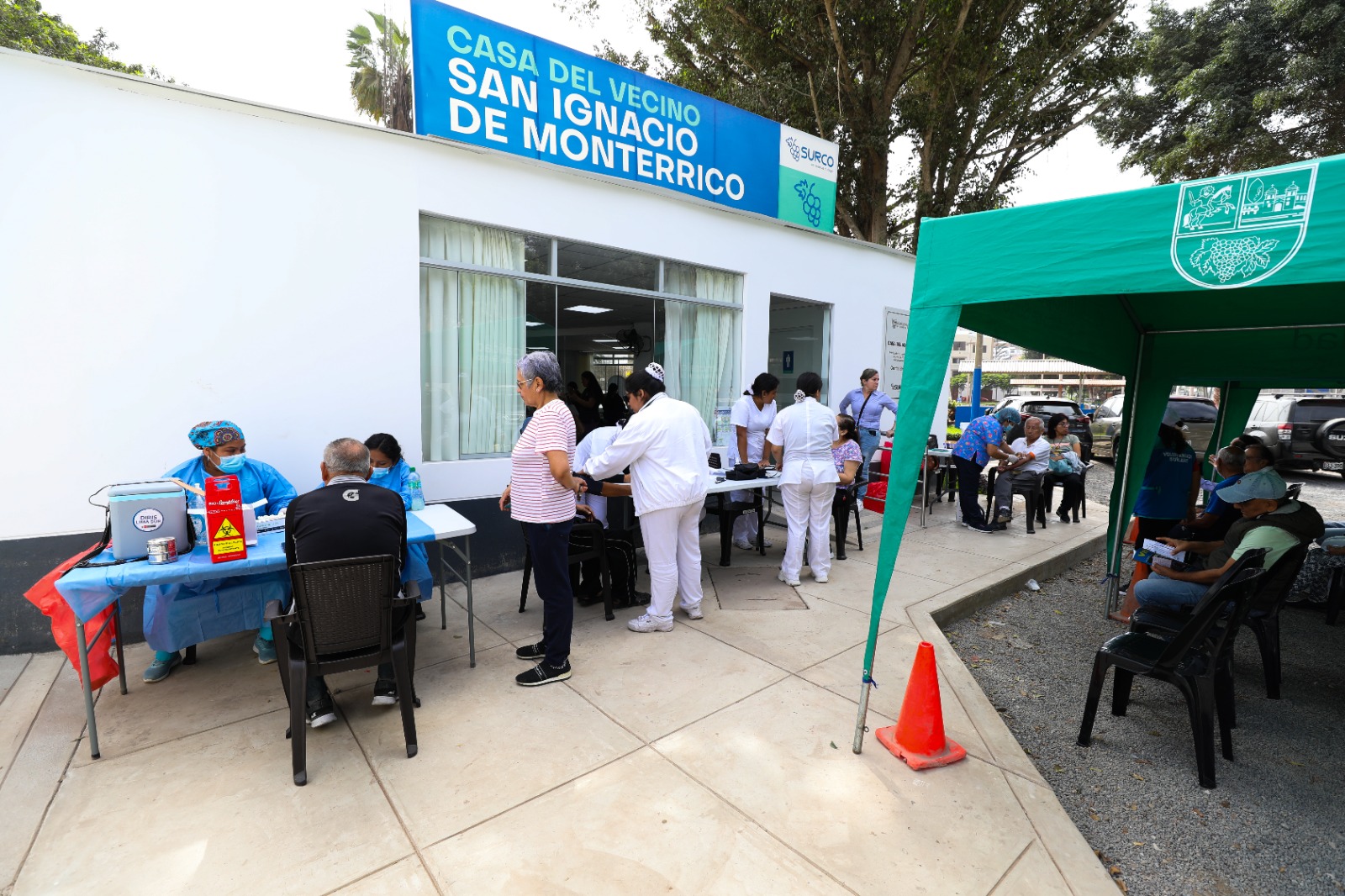 Decenas de adultos mayores llegaron a la casa del vecino San Ignacio para participar en la campaña de salud.