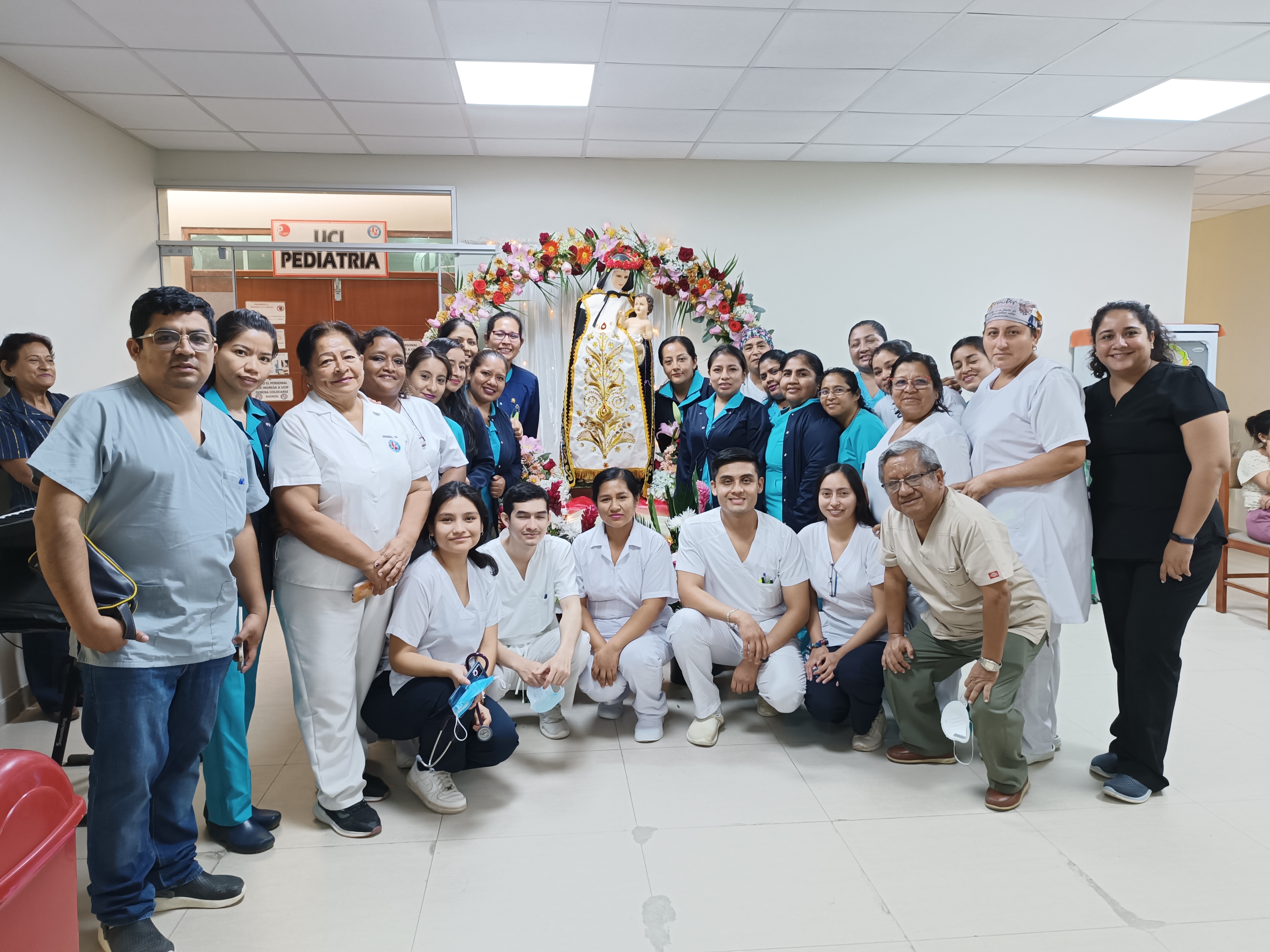 Nuestra patrona en su recorrido por todo el hosítal