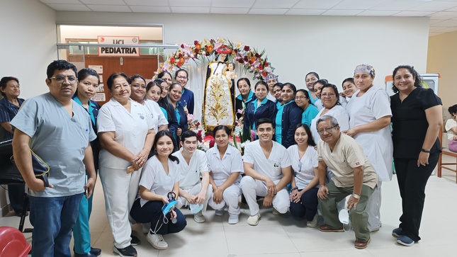 Nuestra patrona en su recorrido por todo el hosítal