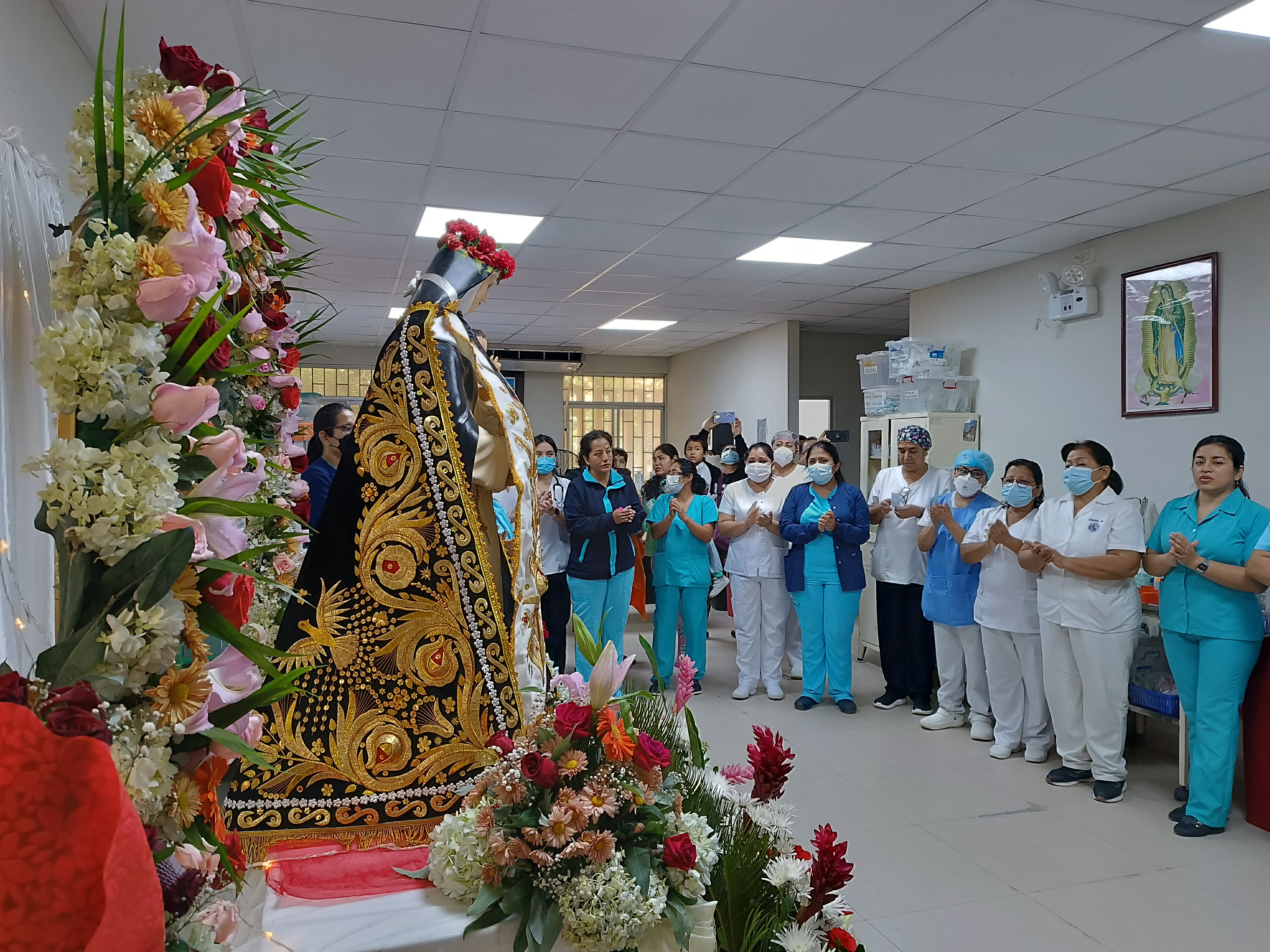 Nuestra patrona en su recorrido por todo el hosítal