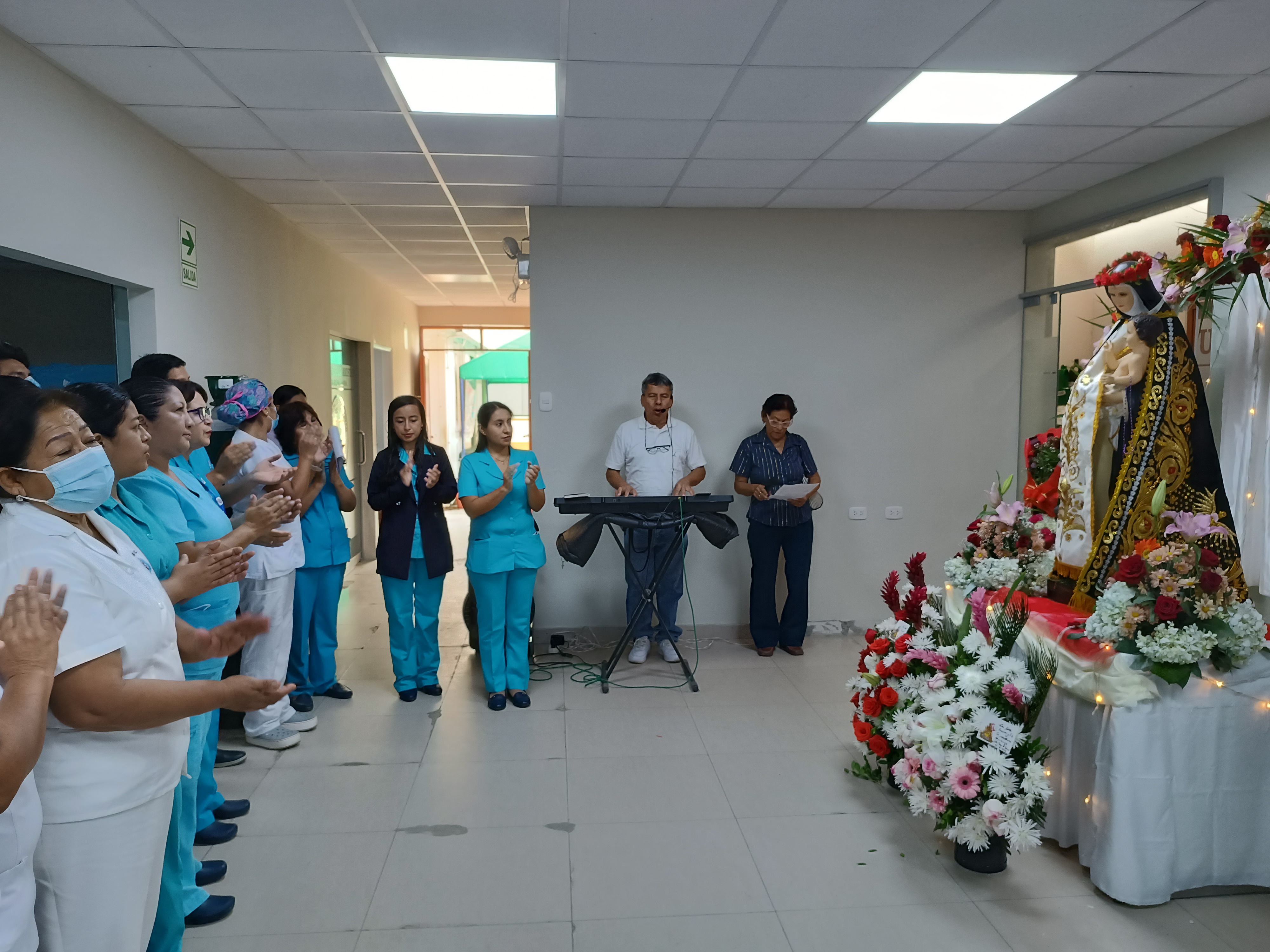 Nuestra patrona en su recorrido por todo el hosítal