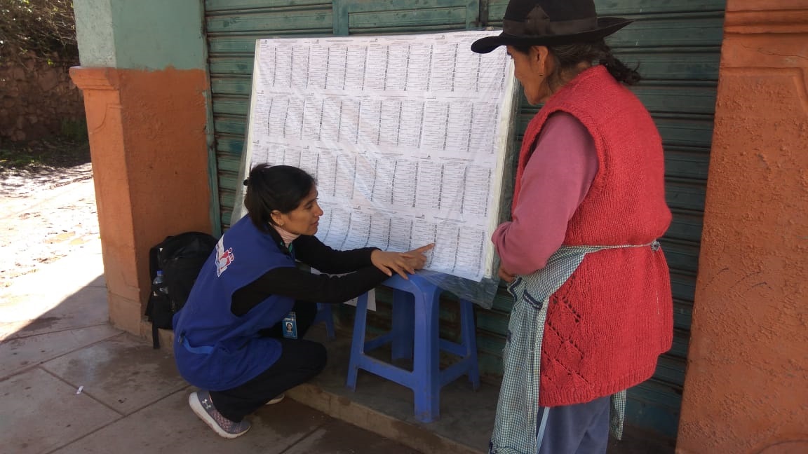 Mujer provinciana revisando el padrón electoral