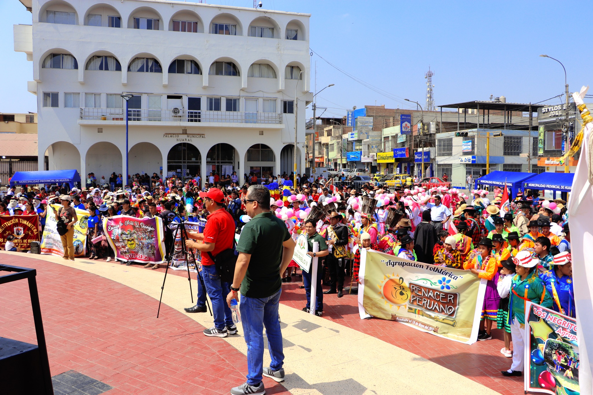 Alcalde provincial entregó reconocimientos a las 21 agrupaciones y asociaciones participantes del festival de danzas